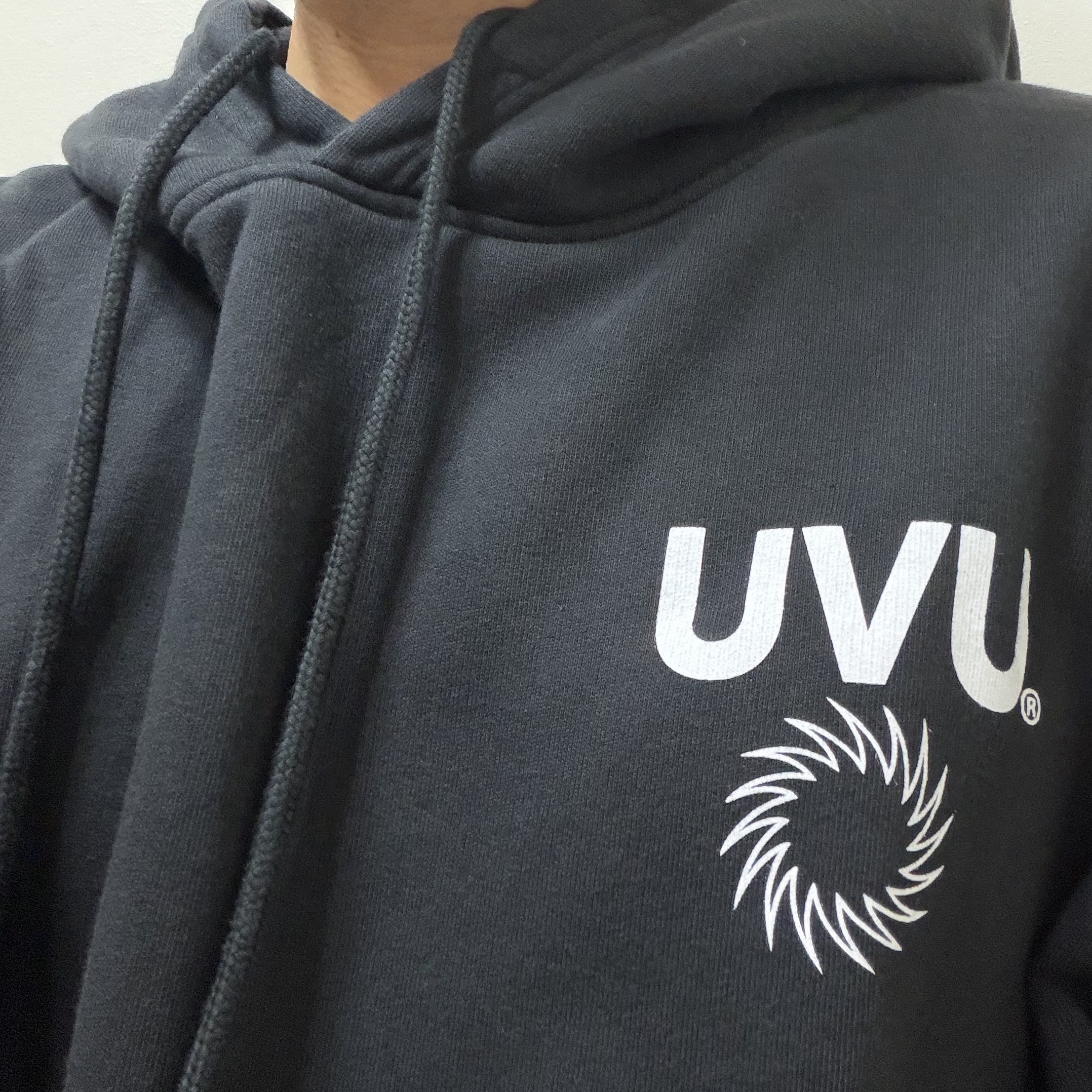 UVU Insignia Hoodie Black 착용 스타일