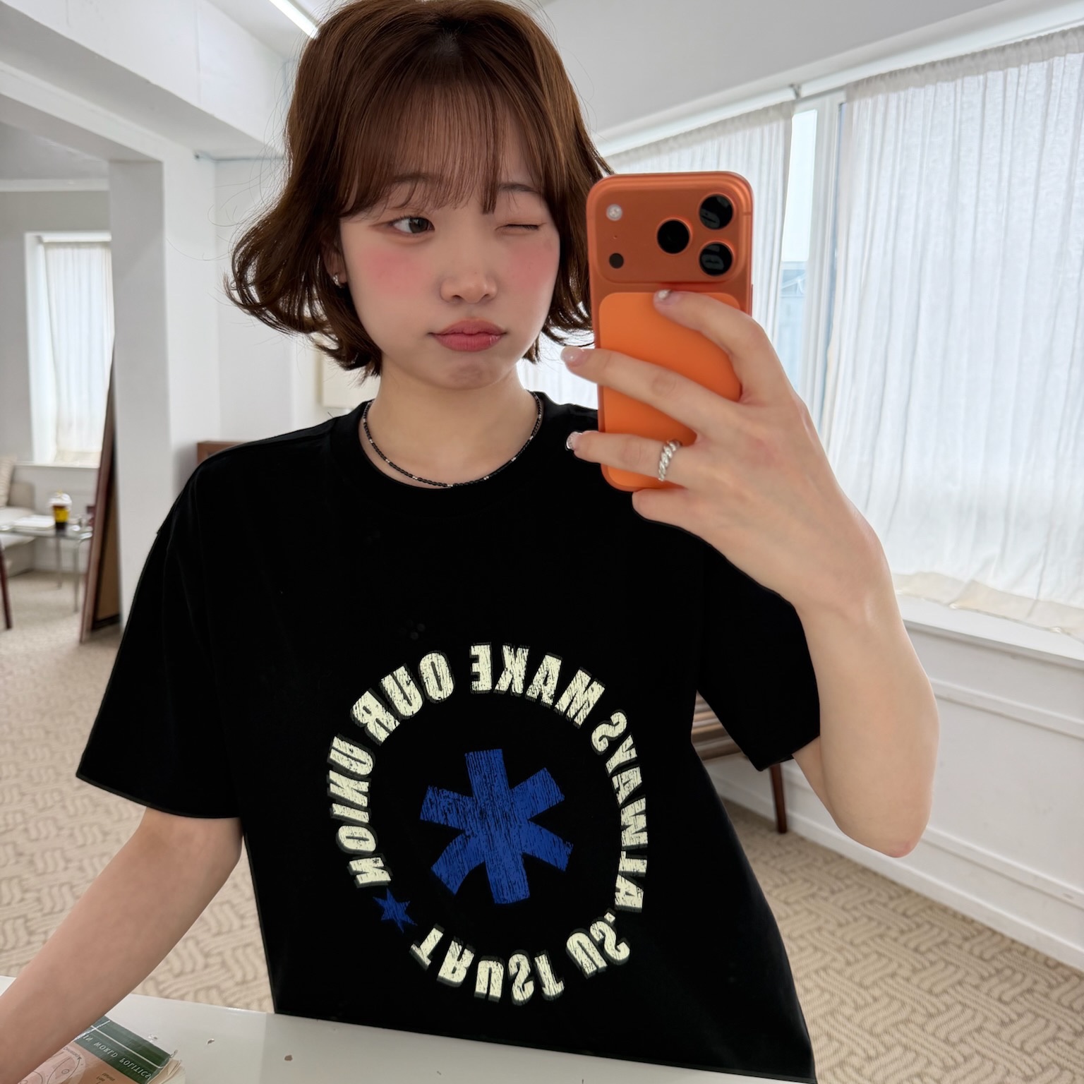 AMOU Lettering Circle Half T-Shirts Black, AMOU Lettering Circle Half T-Shirts White 착용 스타일 - 1