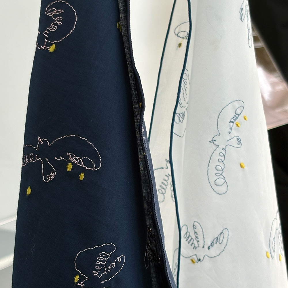 원사이즈핏츠올 슬로우 스티치드 버드 스카프 화이트 네이비(onesizefitsall Slow Stitched Bird Scarf White Navy) - 5