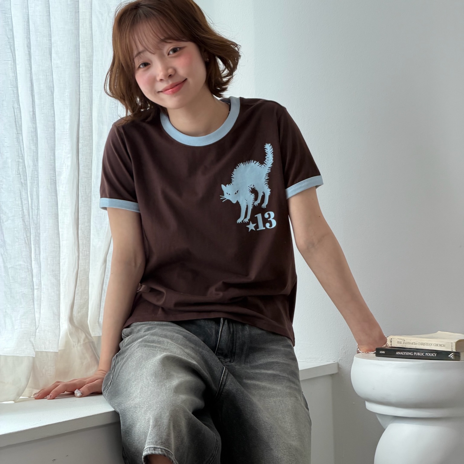 AMOU Molly Ringer T-Shirts Brown, AMOU Molly Ringer T-Shirts Ivory 착용 스타일 - 4