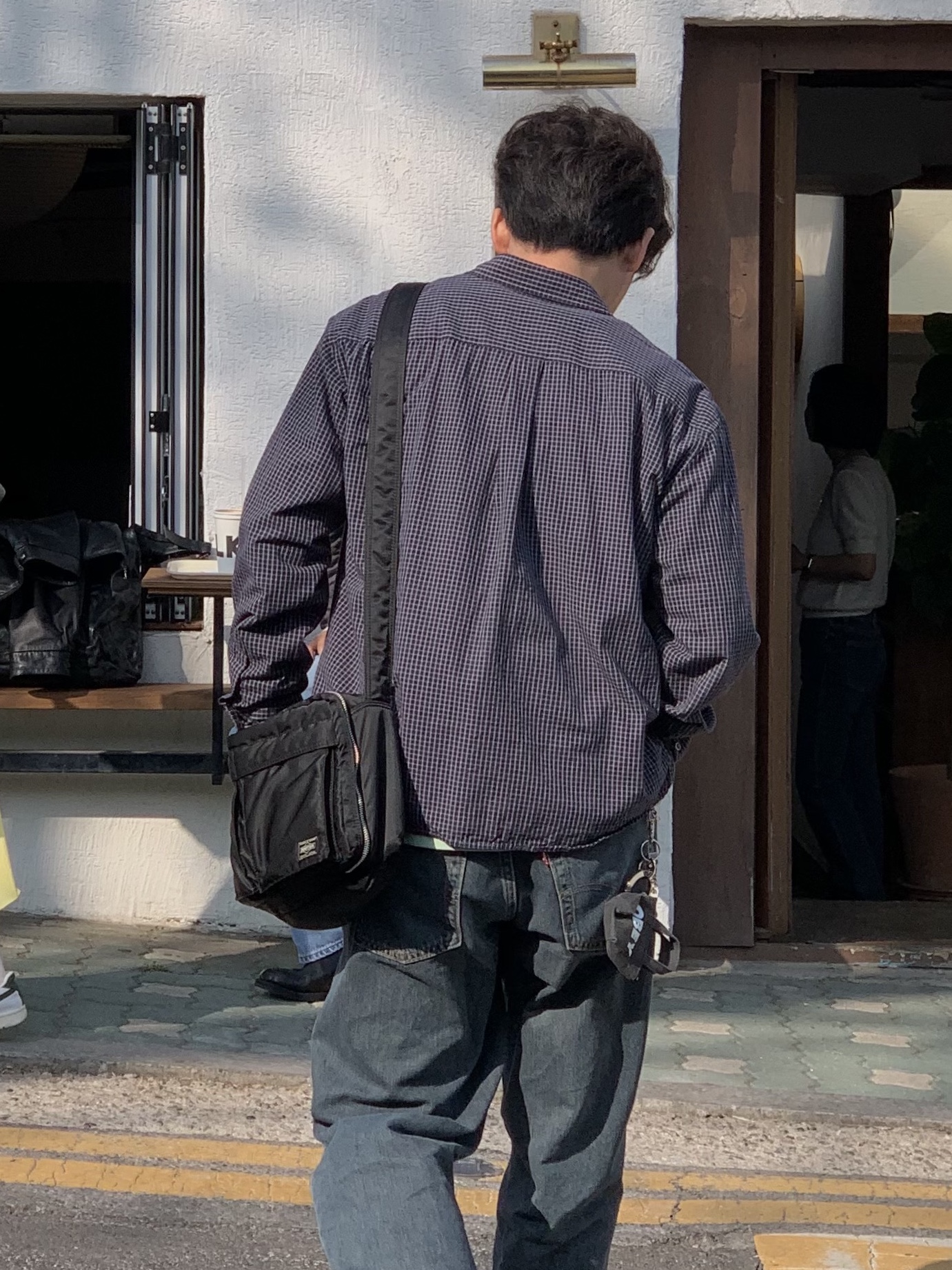 Porter Tanker Shoulder Bag L Black 착용 스타일