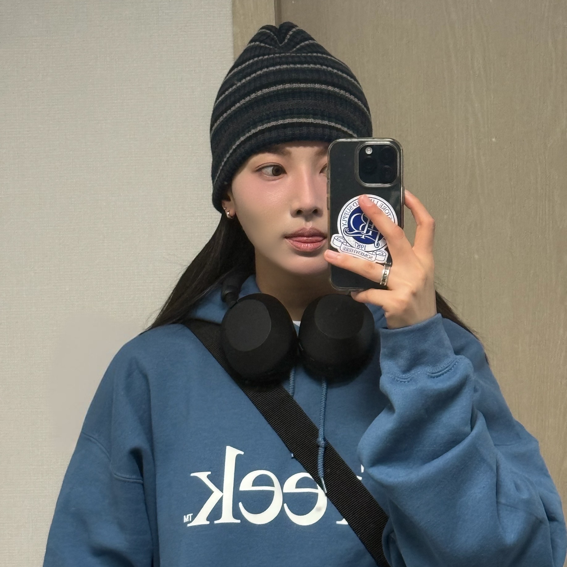 Sony WH-1000XM5 Black (Korean Ver.), Khakis Harbor Beanie Black 착용 스타일 - 1