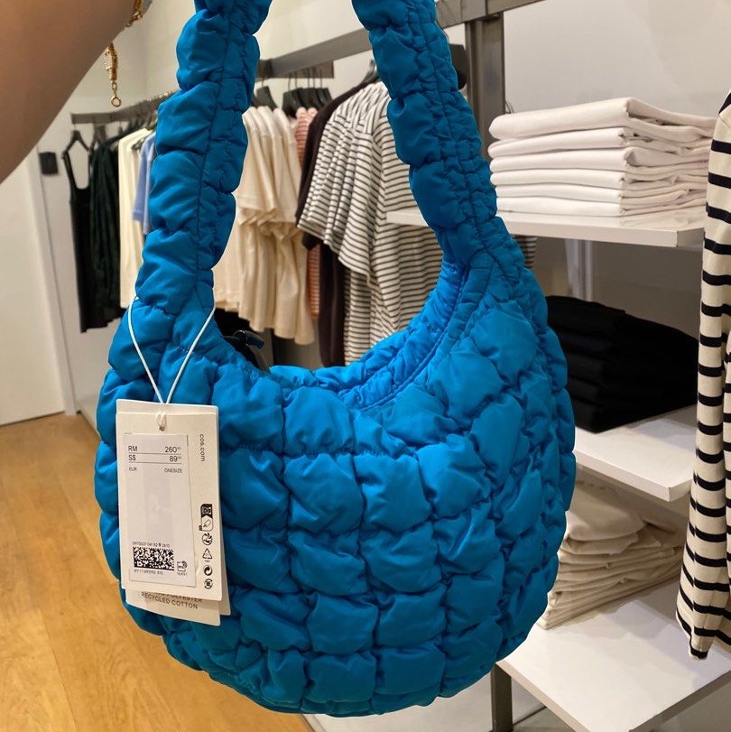 COS Quilted Mini Bag Bright Turquoise 착용 스타일