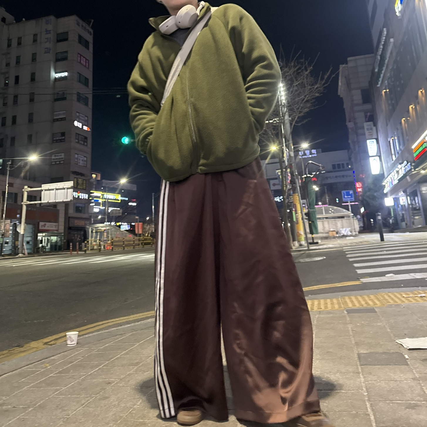 (W) Adidas Originals Adicolor Satin Wide Leg Track Pants Auburn Cream White - KR Sizing 착용 스타일