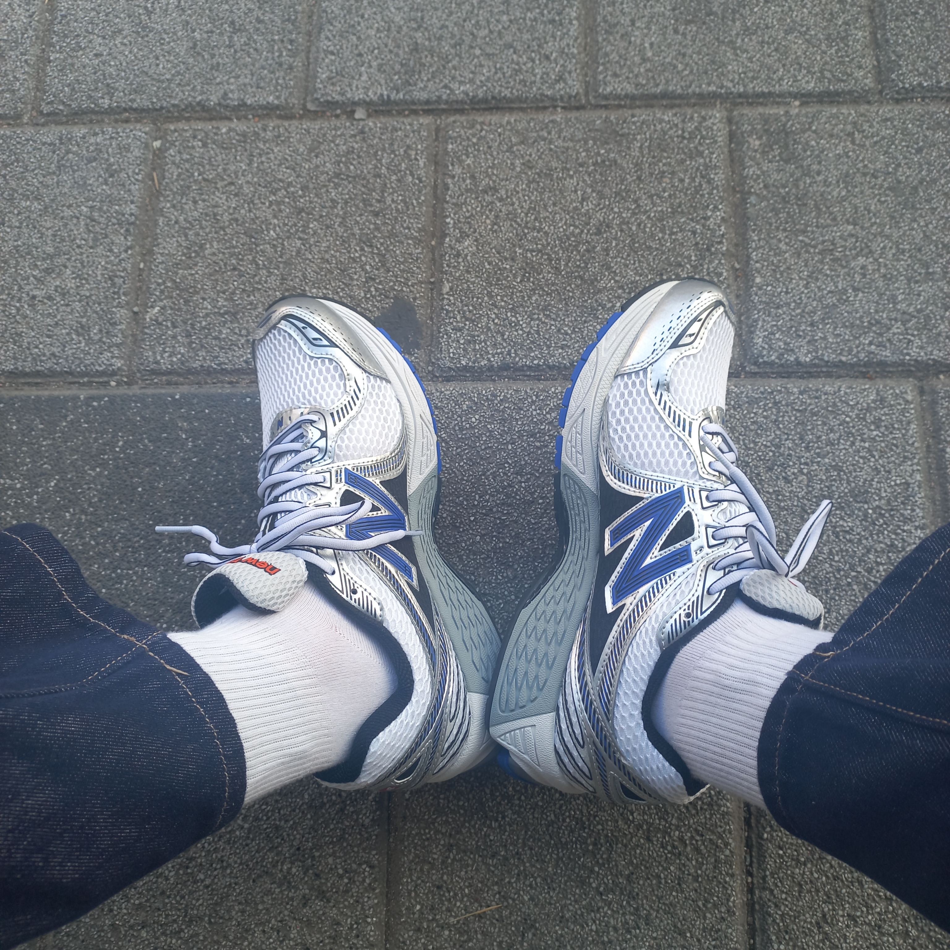New Balance 860v2 Metallic Silver 착용 스타일 - 2
