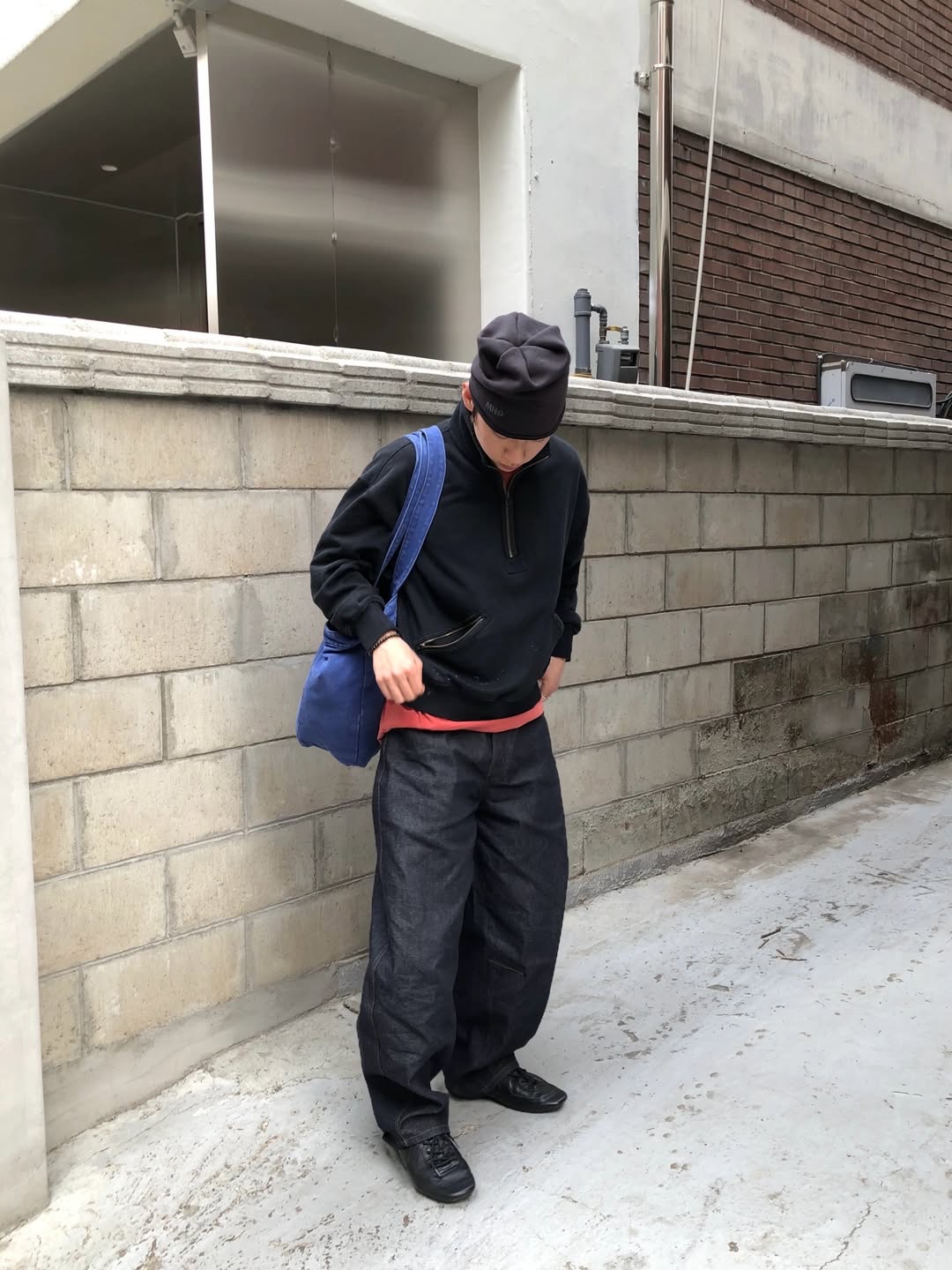 Sunday Ceremony Vintage High Neck Half Zip-Up - Black 착용 스타일 - 3
