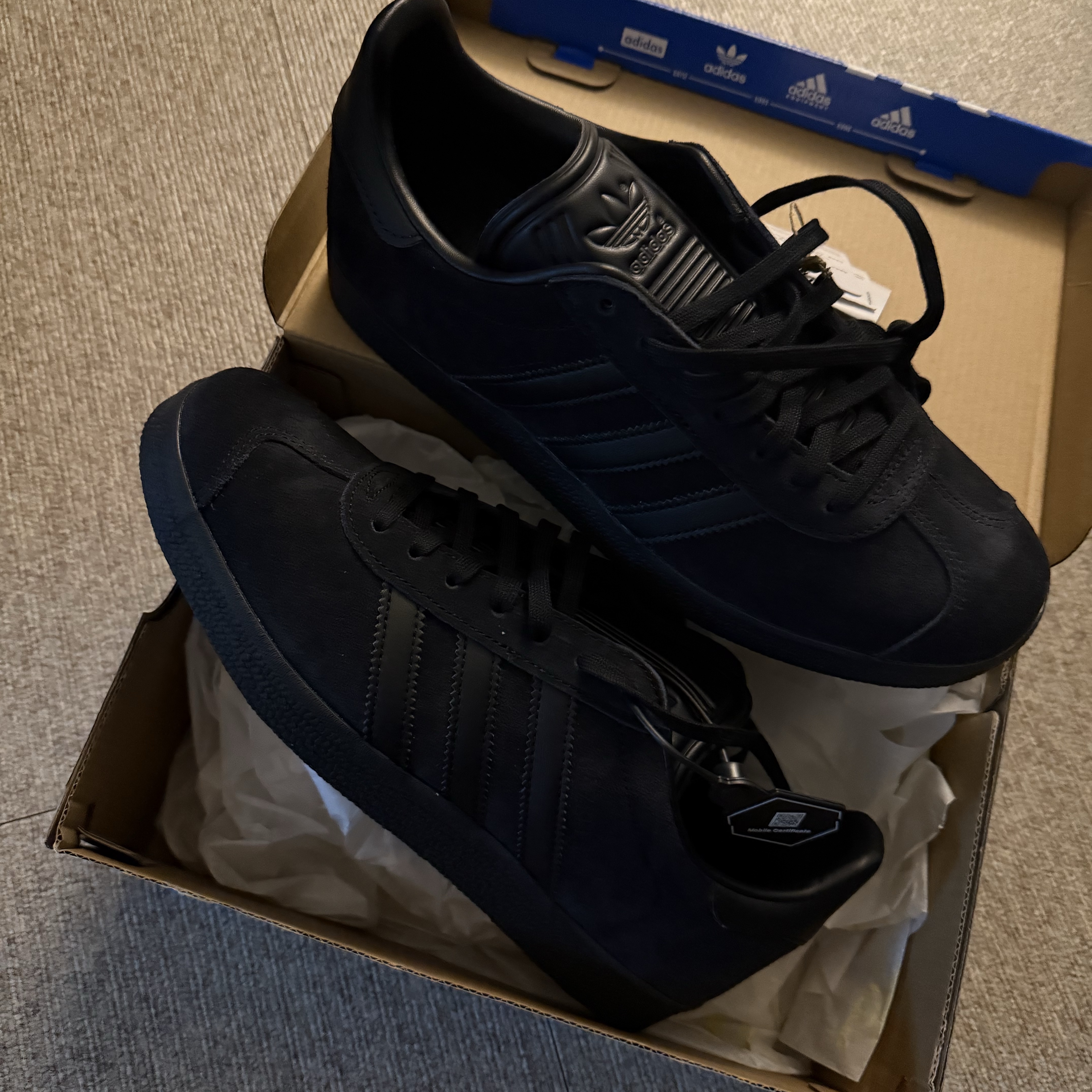 Adidas Gazelle Triple Black 착용 스타일 - 2