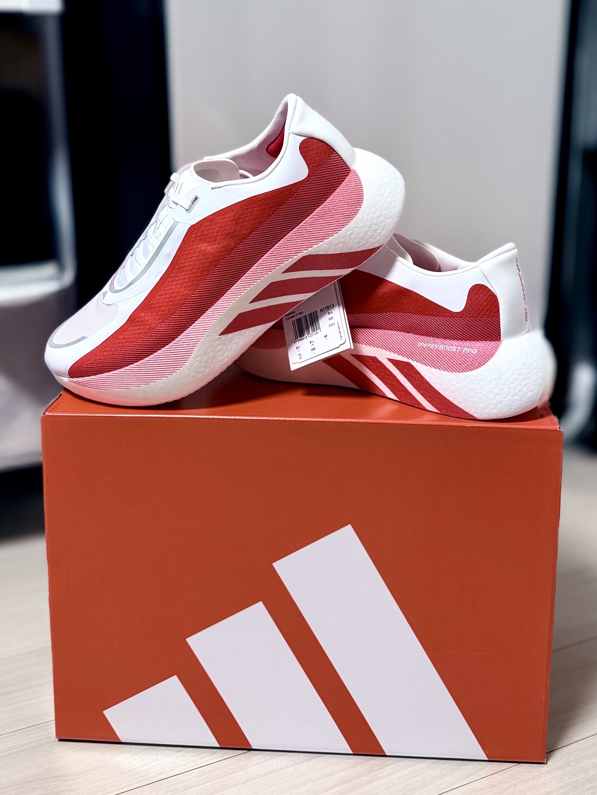 Adidas Hyperboost Edge Cloud White Pure Ruby 착용 스타일