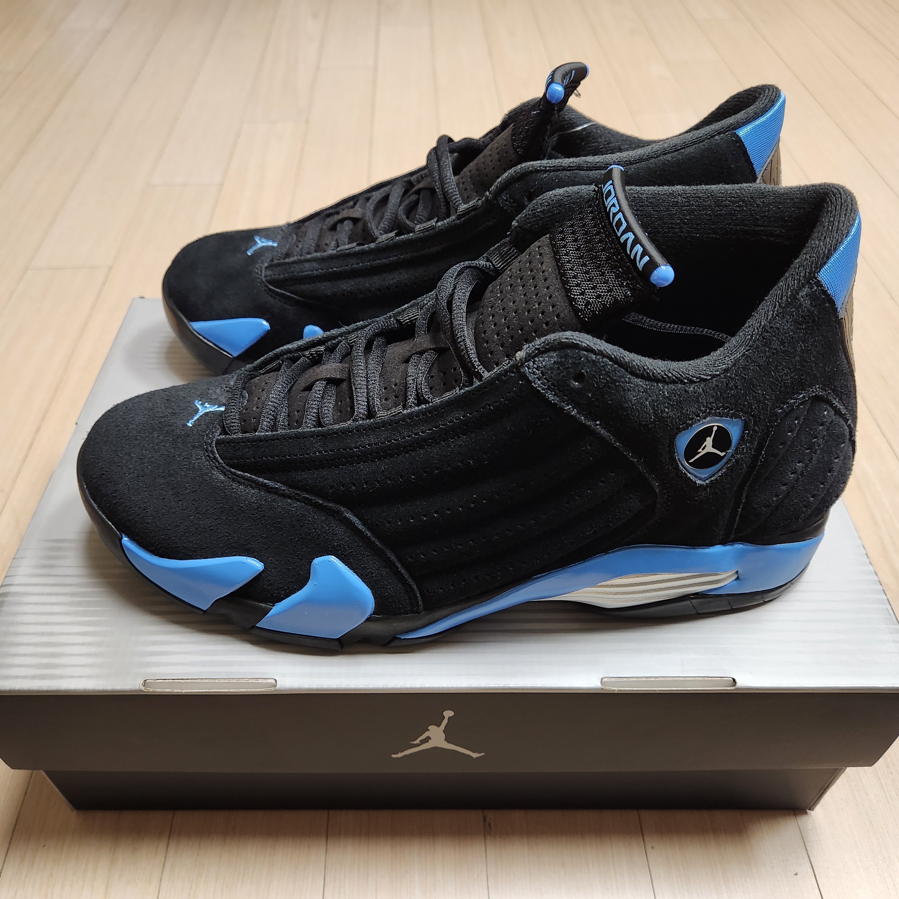 Jordan 14 Retro Black and University Blue 착용 스타일 - 4
