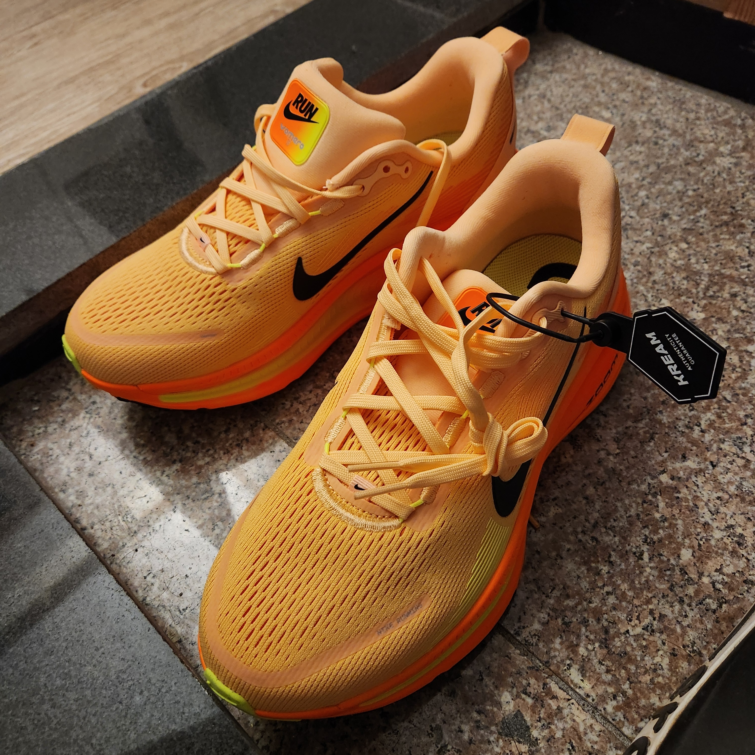 Nike Vomero 18 Orange Chalk Total Orange 착용 스타일