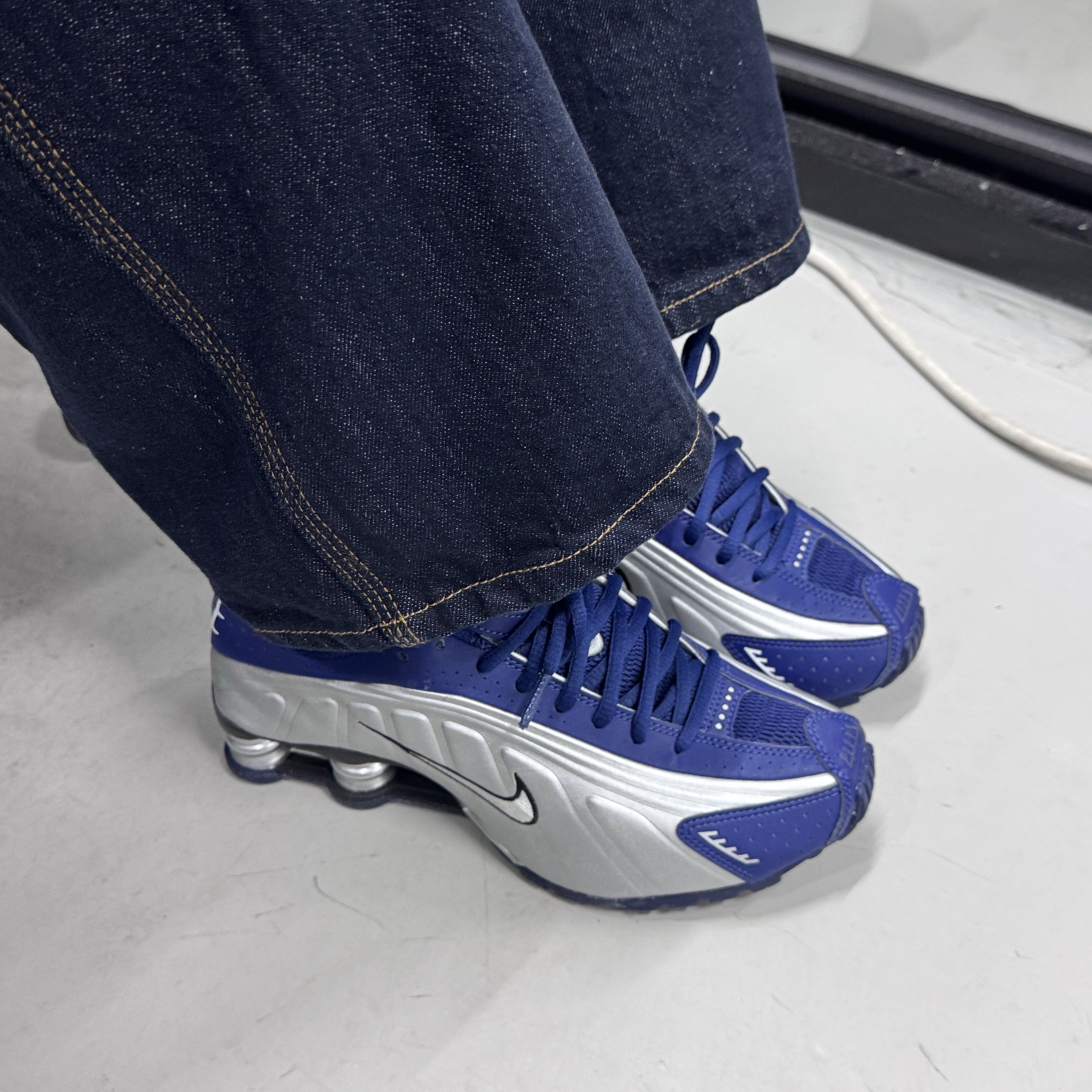 (W) Nike Shox R4 Blue Void Metallic Silver 착용 스타일