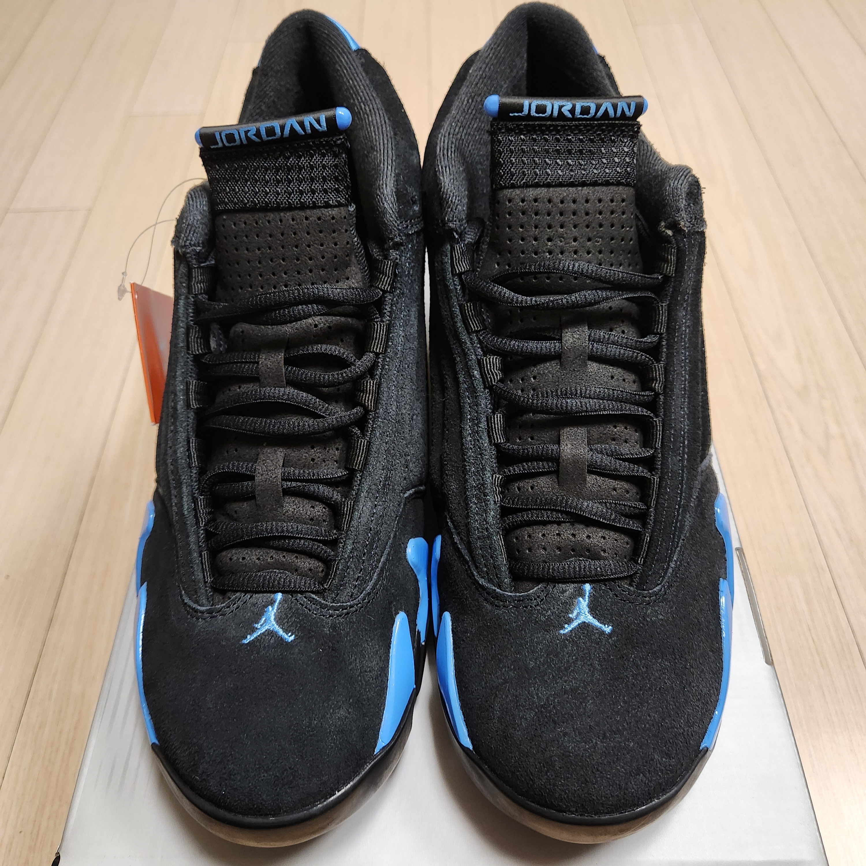 Jordan 14 Retro Black and University Blue 착용 스타일 - 5