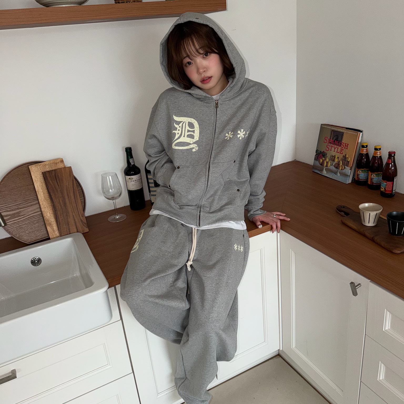 AMOU D-Star Hoodie Zip Up Gray, AMOU D-Star Hoodie Zip Up Black 착용 스타일 - 4