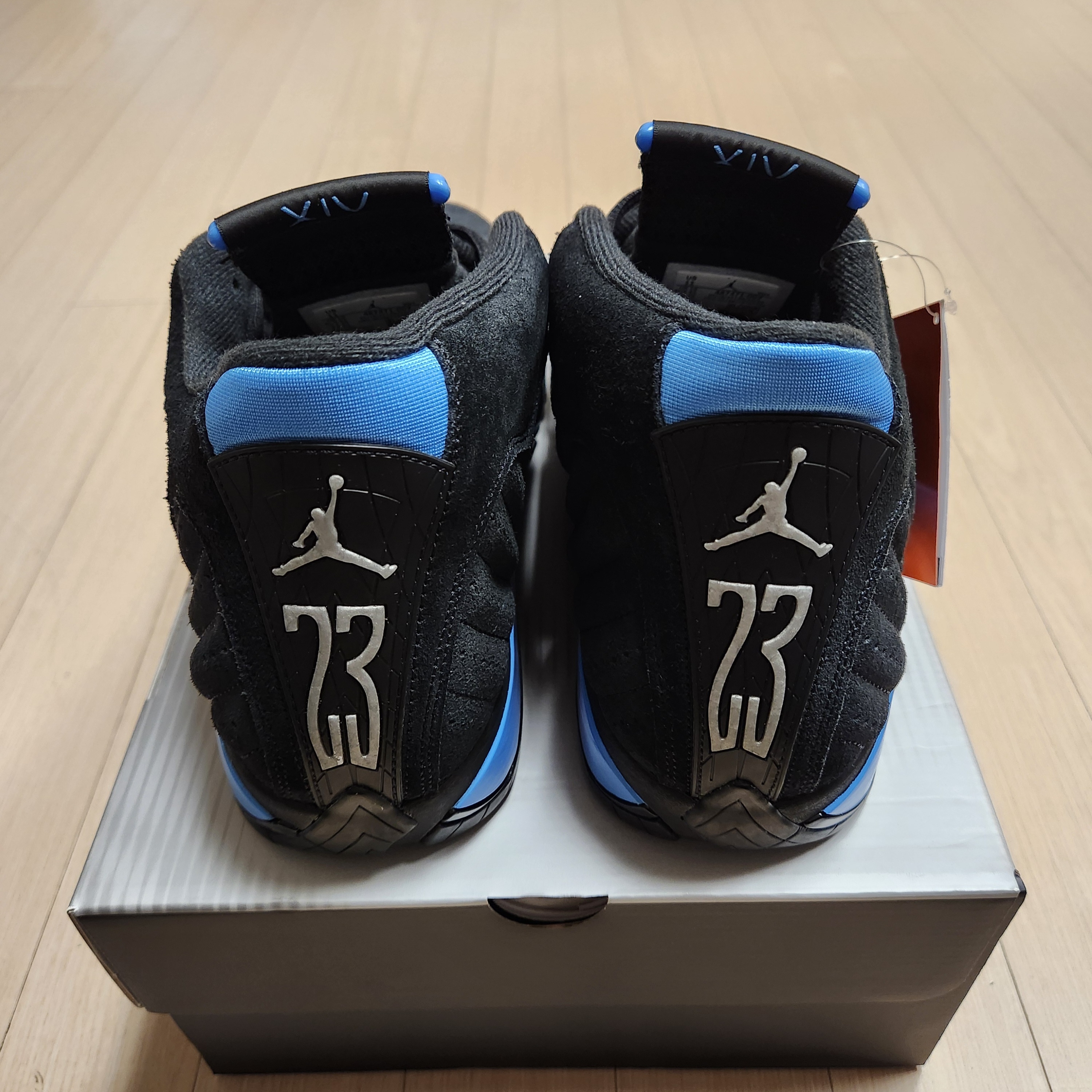 Jordan 14 Retro Black and University Blue 착용 스타일 - 3