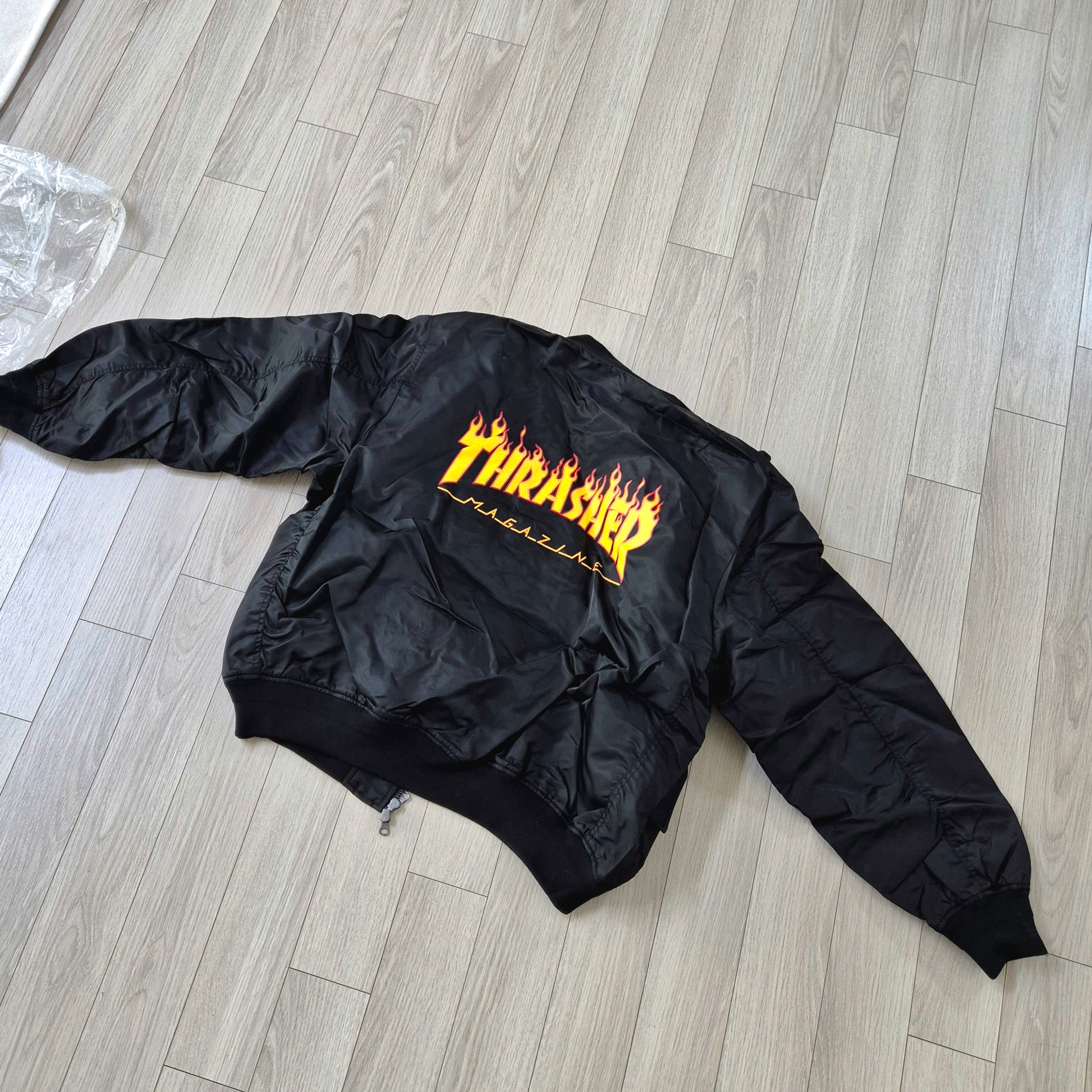 THRASHER Flame Wool Varsity Jacket Black 착용 스타일 - 1