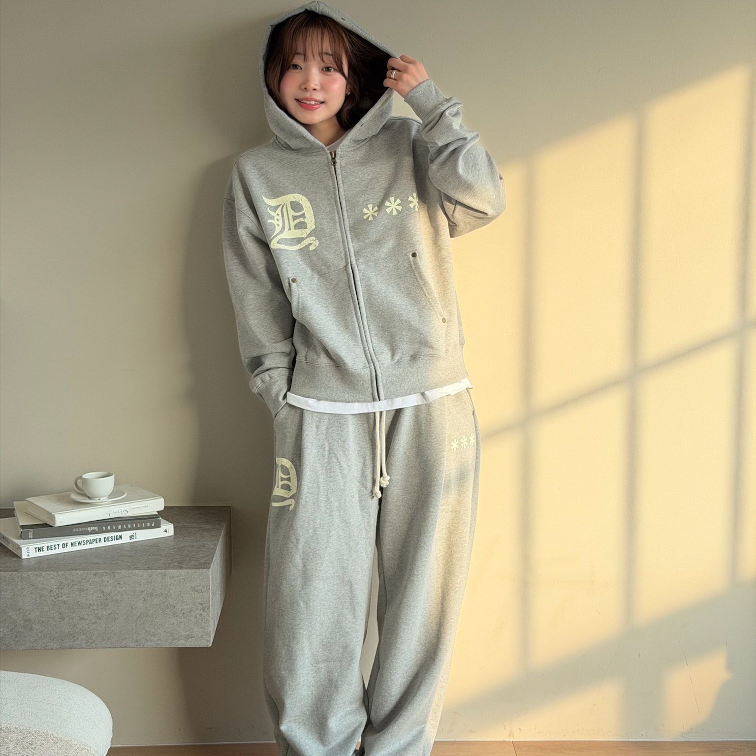 AMOU D-Star Hoodie Zip Up Gray, AMOU D-Star Hoodie Zip Up Black 착용 스타일 - 2