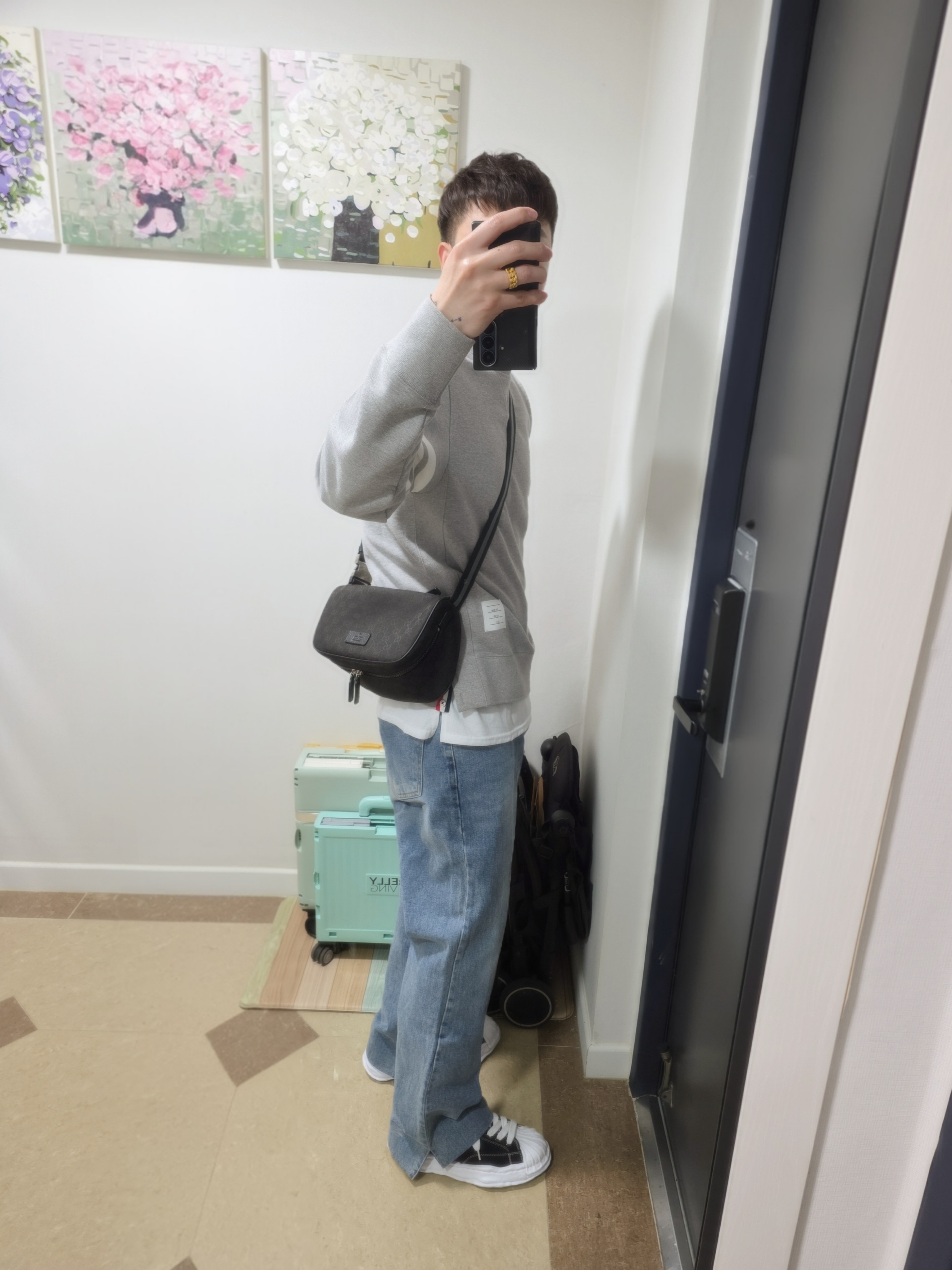 Gucci GG Fabric Waist Bag Black, Thom Browne Engineered 4-Bar Sweatshirt Light Grey 착용 스타일