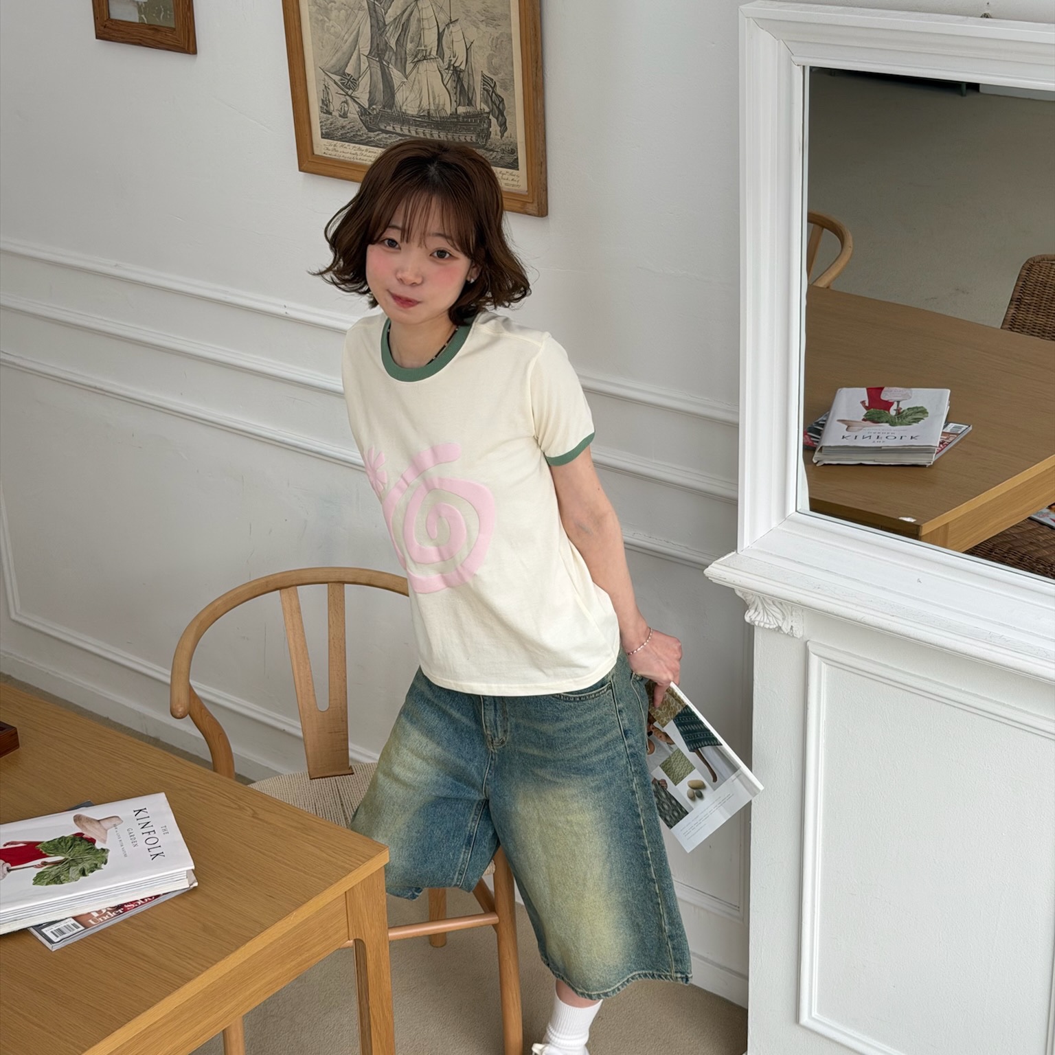 AMOU Molly Ringer T-Shirts Ivory, AMOU Molly Ringer T-Shirts Brown 착용 스타일 - 2