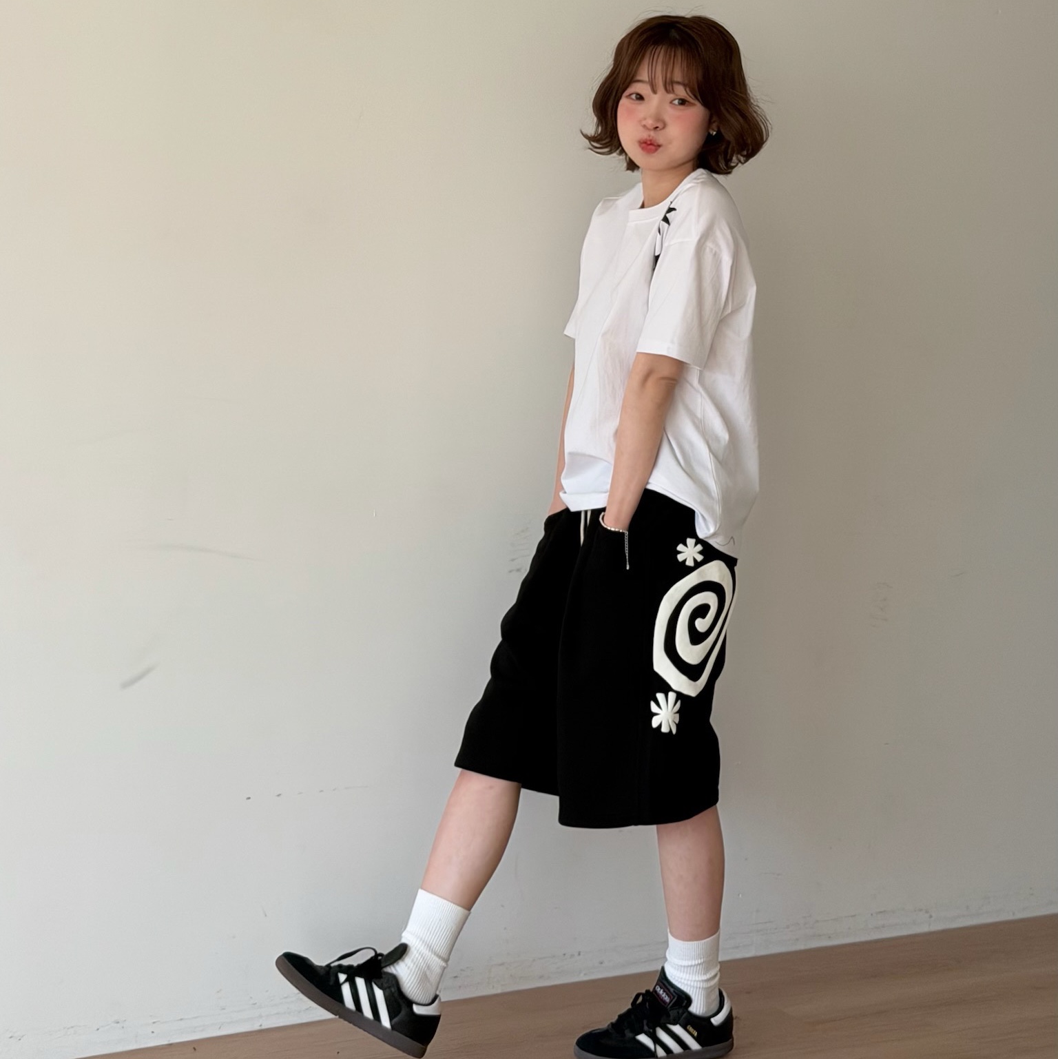 AMOU Molly One Tuck Bermuda Pants Black, AMOU Molly One Tuck Bermuda Pants Gray 착용 스타일 - 1
