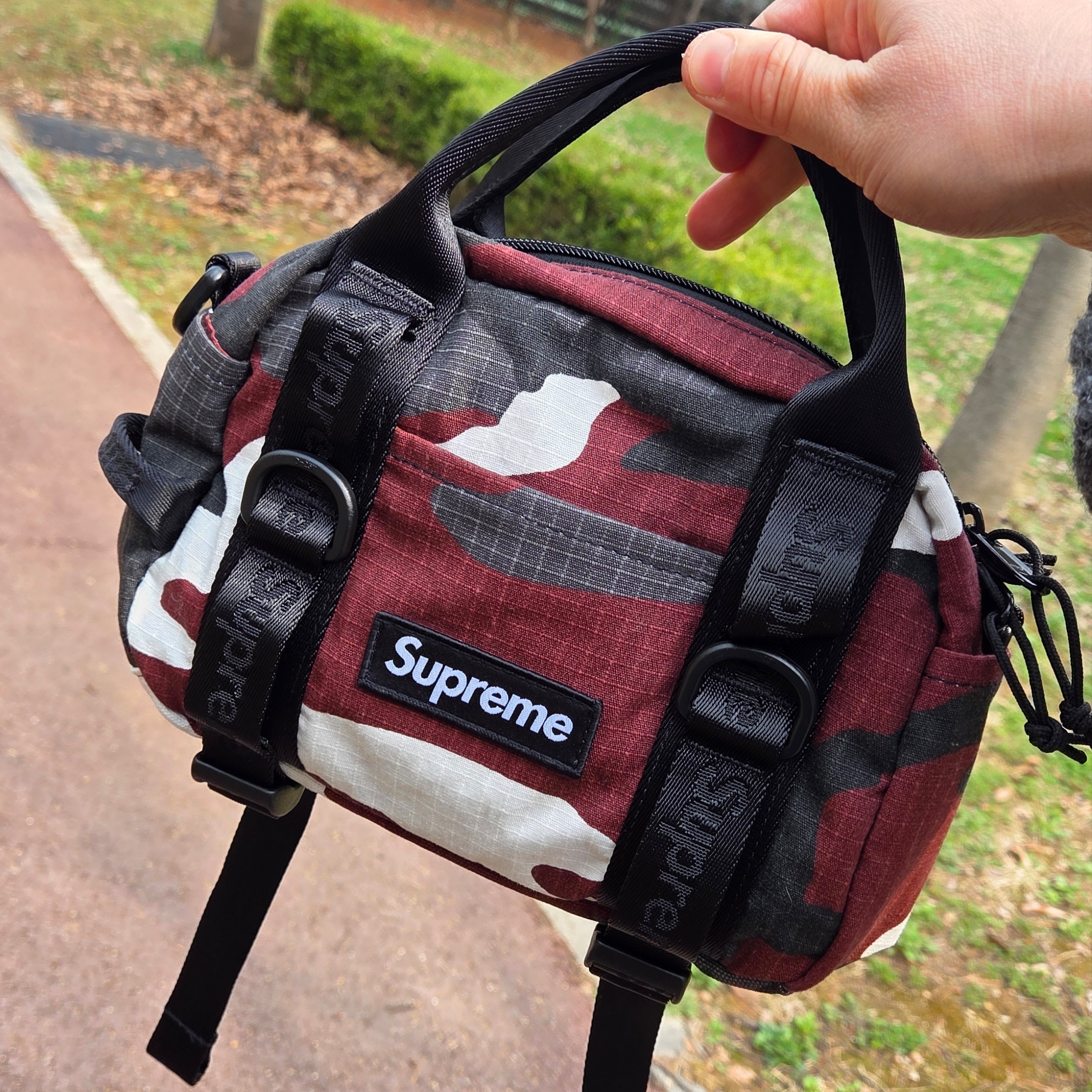 Supreme Mini Duffle Bag Red Camo - 26SS 착용 스타일