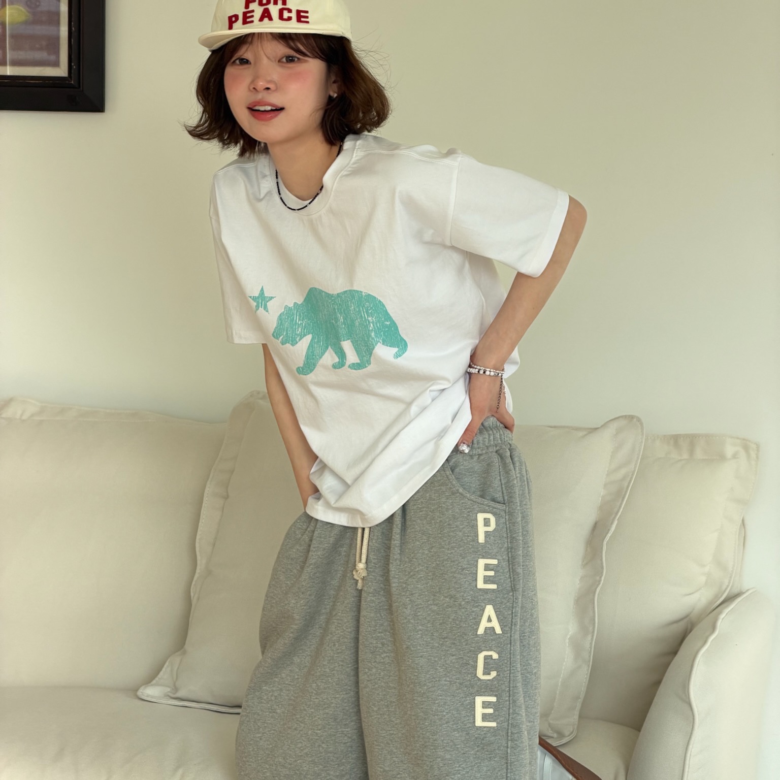 AMOU Cali Bear Half T-Shirts White, AMOU Cali Bear Half T-Shirts Gray 착용 스타일 - 2
