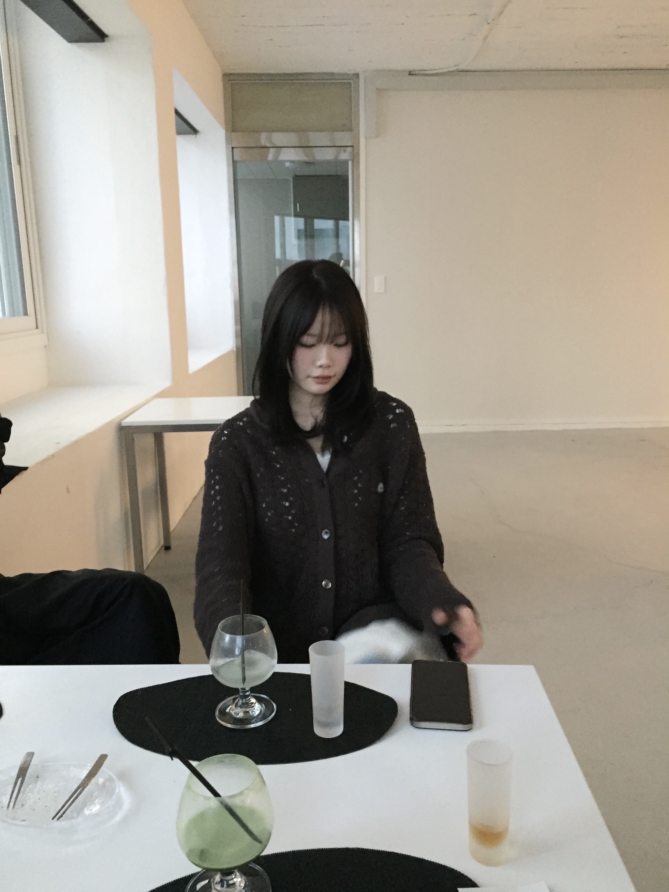 (W) Coyseio Wave Knit Cardigan Dark Brown 착용 스타일 - 2