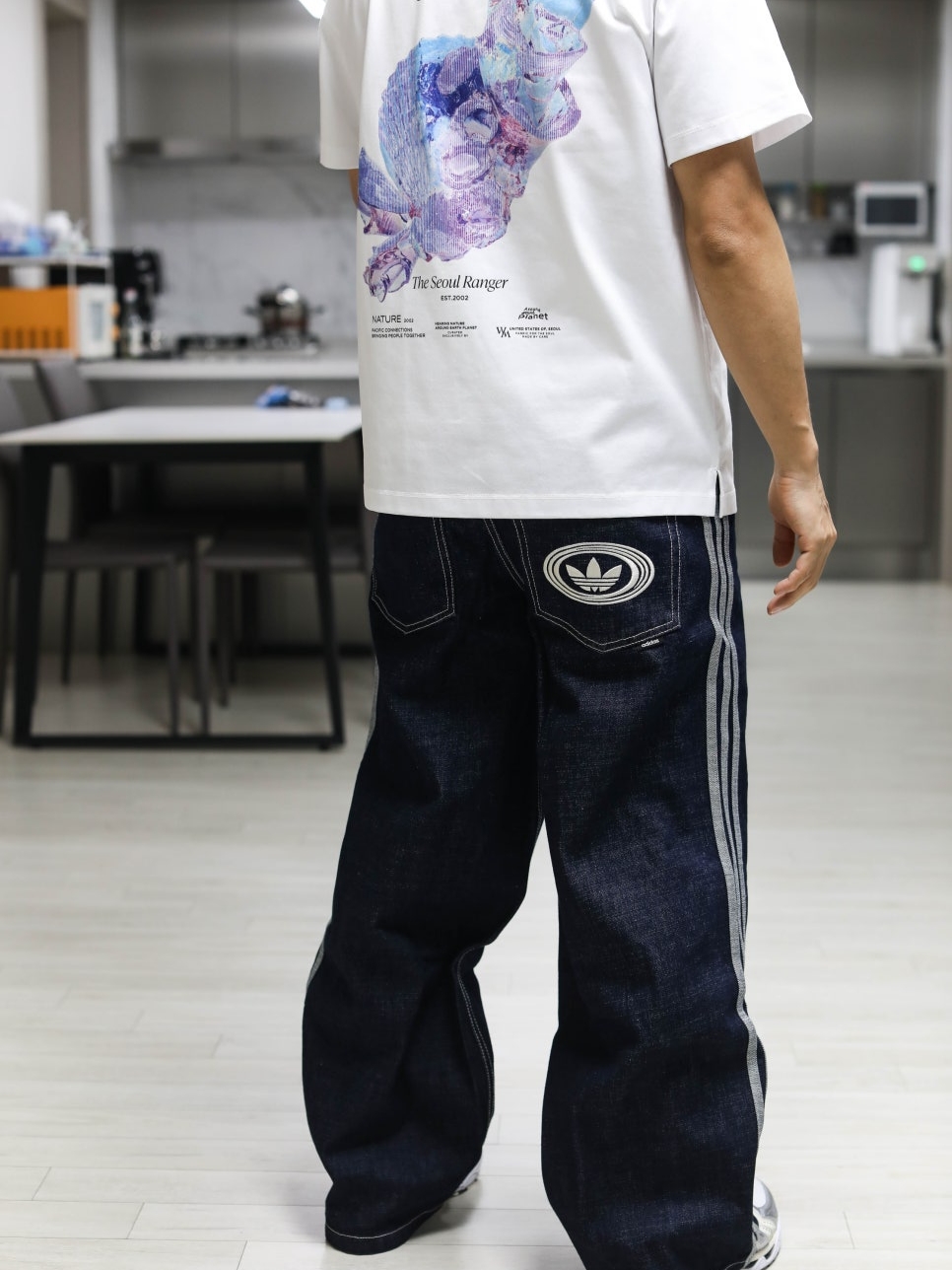 Adidas Originals 90s Alternative Sport Wide Leg Skater Jeans Night Navy - KR Sizing, Wooyoungmi 3D Coral Back Logo T-Shirt White - 25SS 착용 스타일 - 2