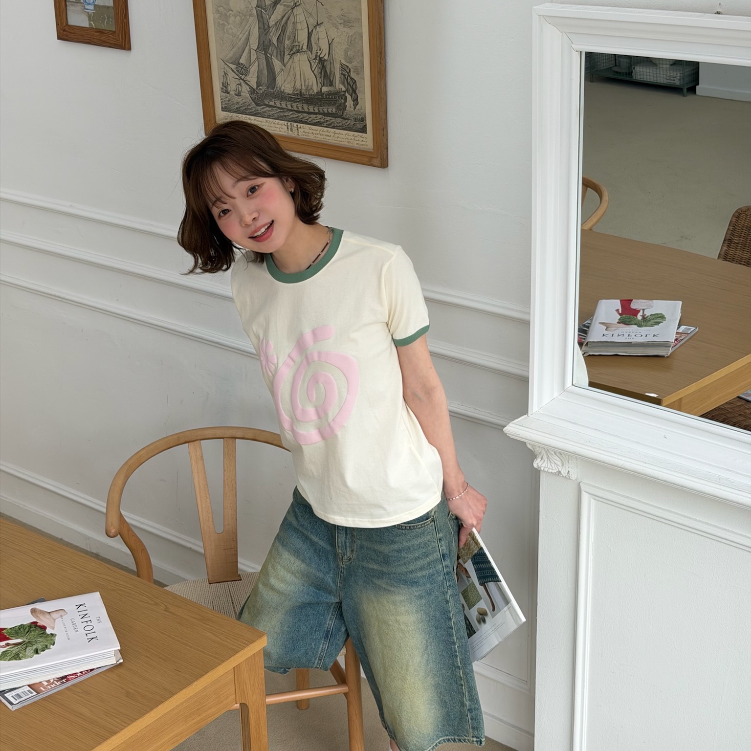 AMOU Molly Ringer T-Shirts Ivory, AMOU Molly Ringer T-Shirts Brown 착용 스타일 - 3