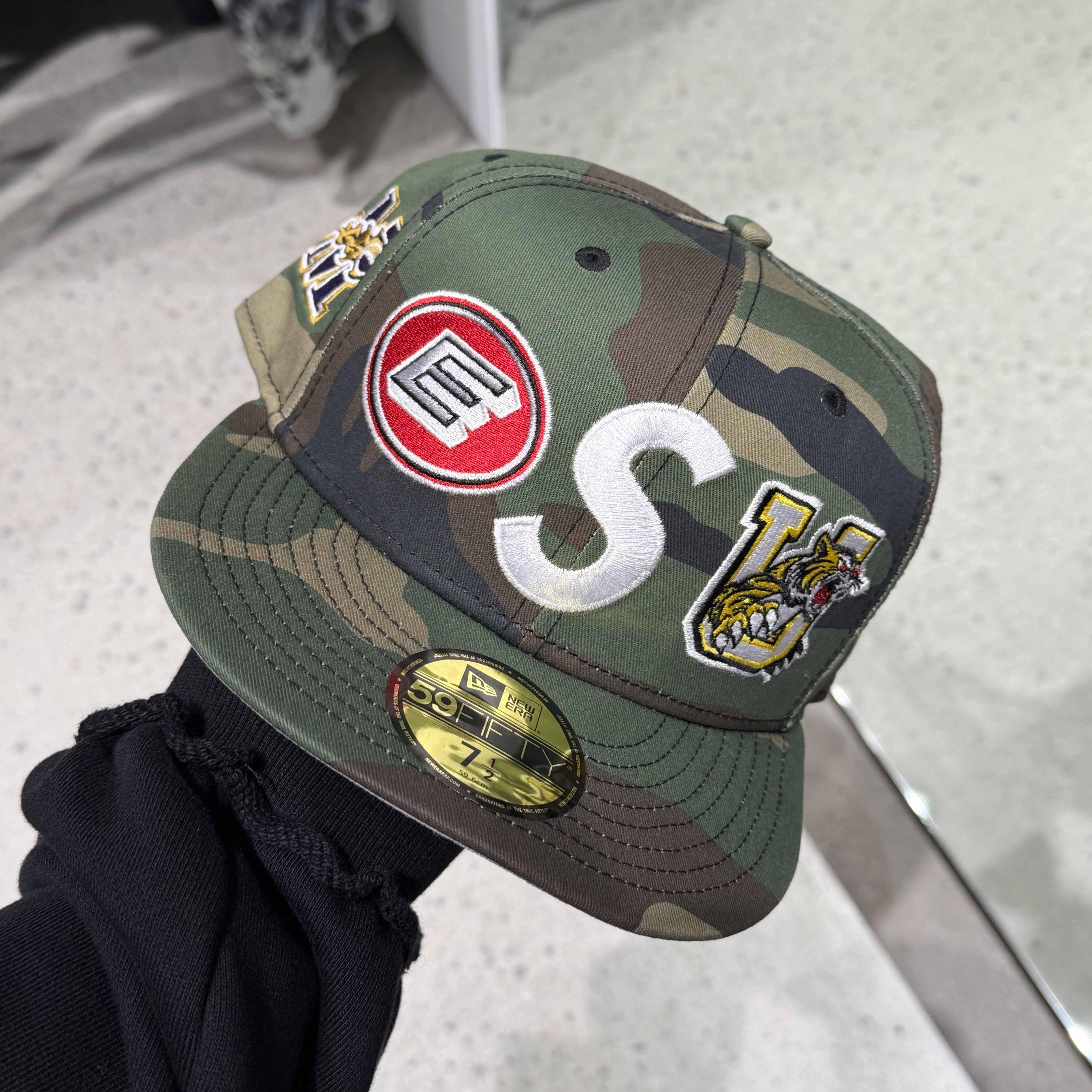 Supreme Mascots S Logo New Era Woodland Camo - 26SS 착용 스타일