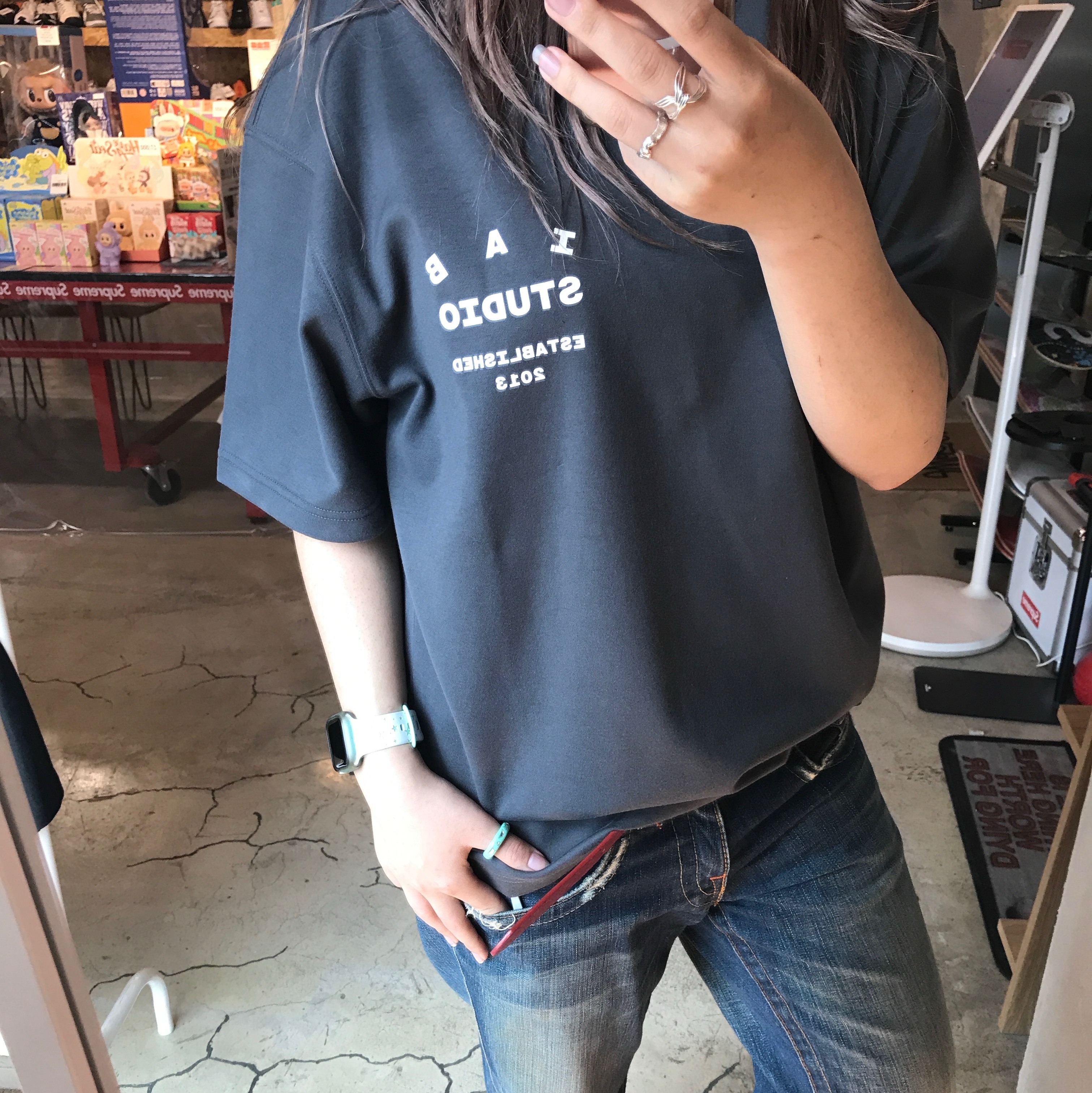 IAB Studio 26 IAB T-Shirt White Navy, IAB Studio 26 IAB T-Shirt Charcoal White 착용 스타일 - 3