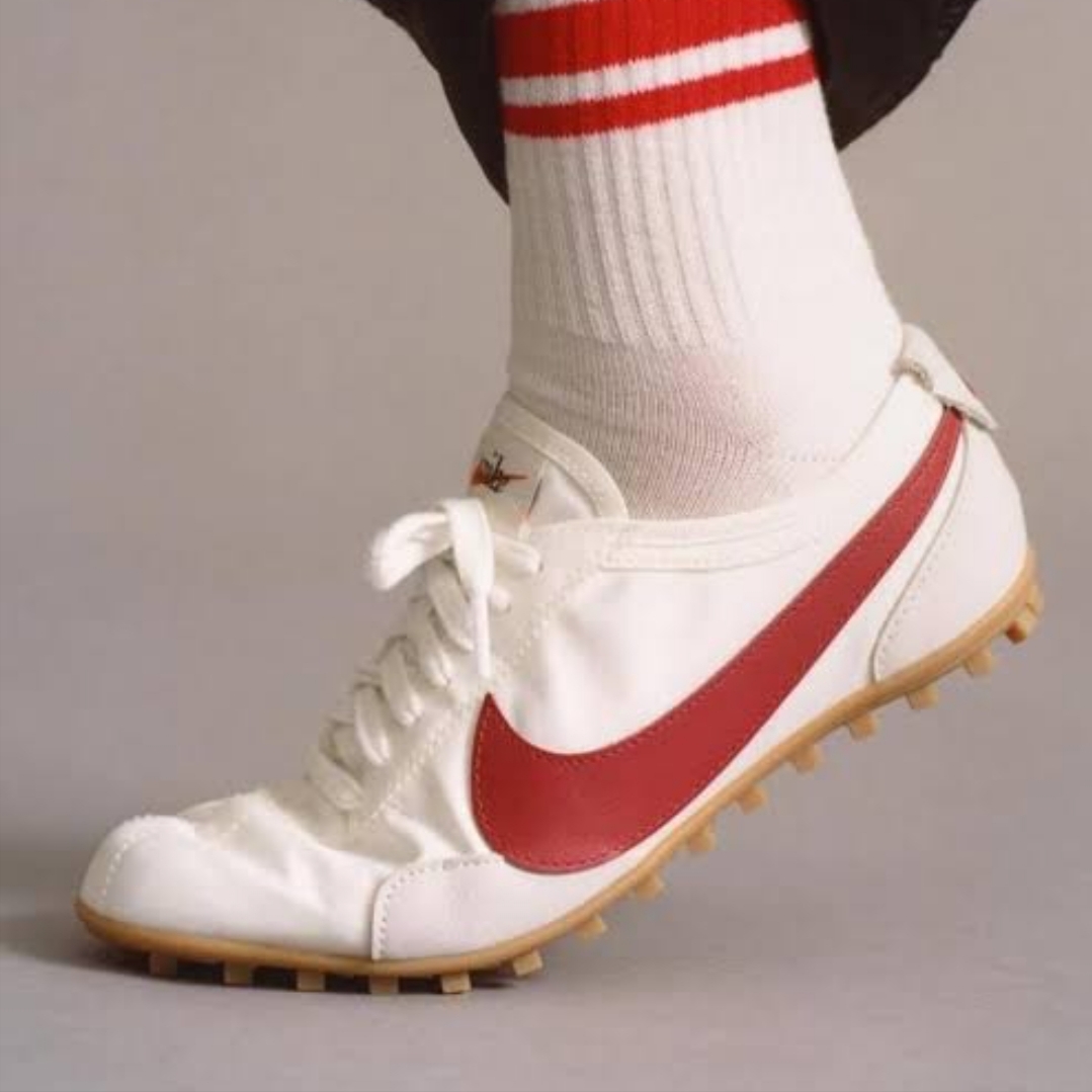 (W) Nike Moon Shoe Summit White Team Crimson 착용 스타일