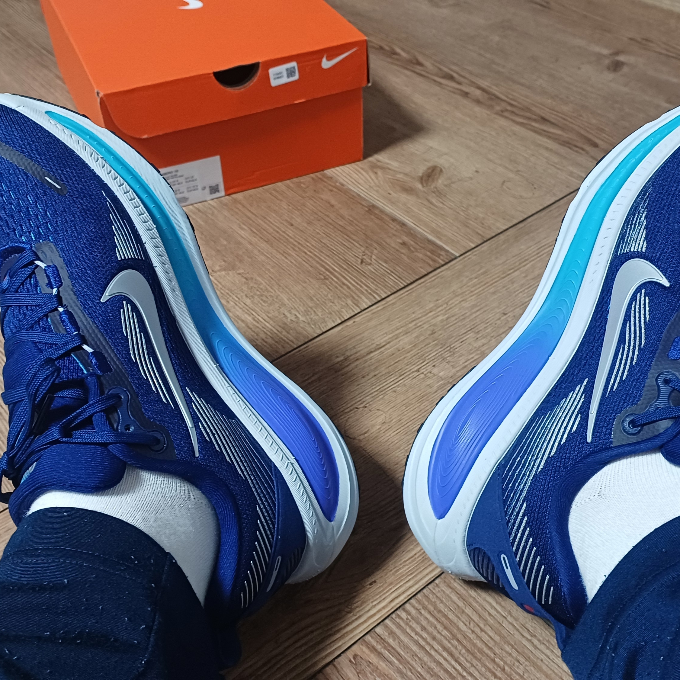 Nike Vomero 18 Blue Void Blue Lightning 착용 스타일 - 2