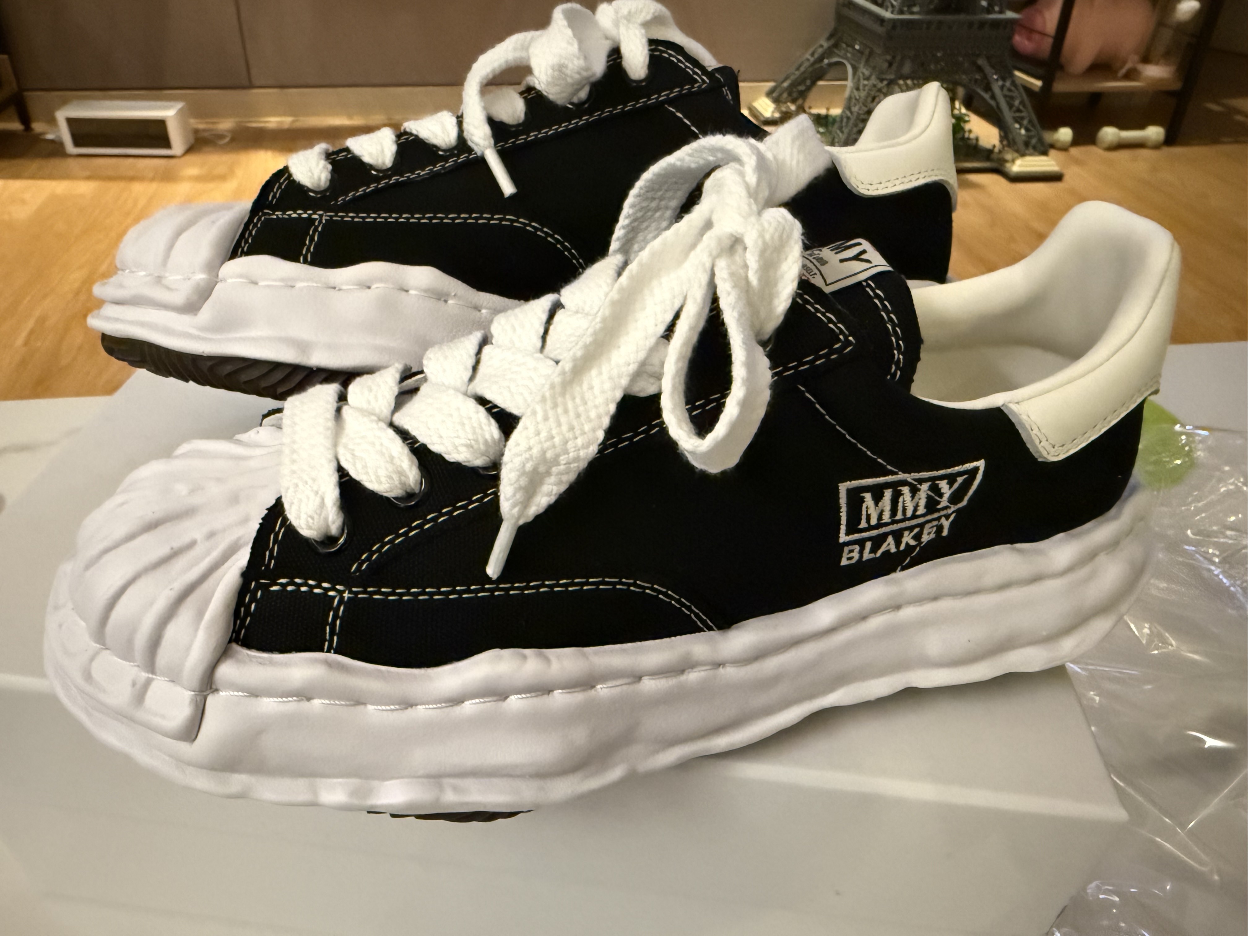 Maison Mihara Yasuhiro Blakey OG Sole Canvas Low-top Sneakers Black White 착용 스타일
