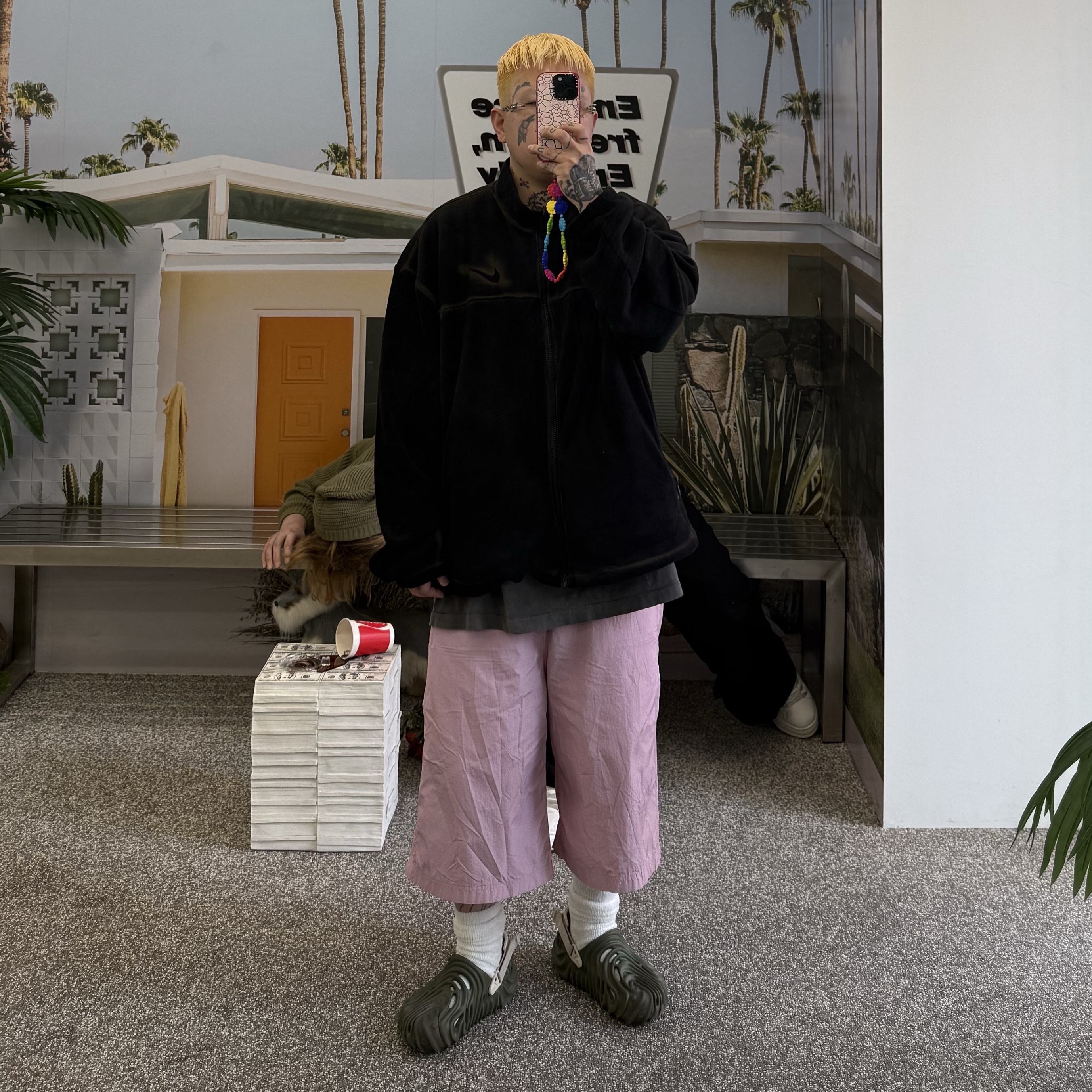 Travis Scott Cactus Jack x Fragment x Nike Fleece Zip Jacket Brown, Crocs x Salehe Bembury Pollex Clog Cucumber 착용 스타일 - 1