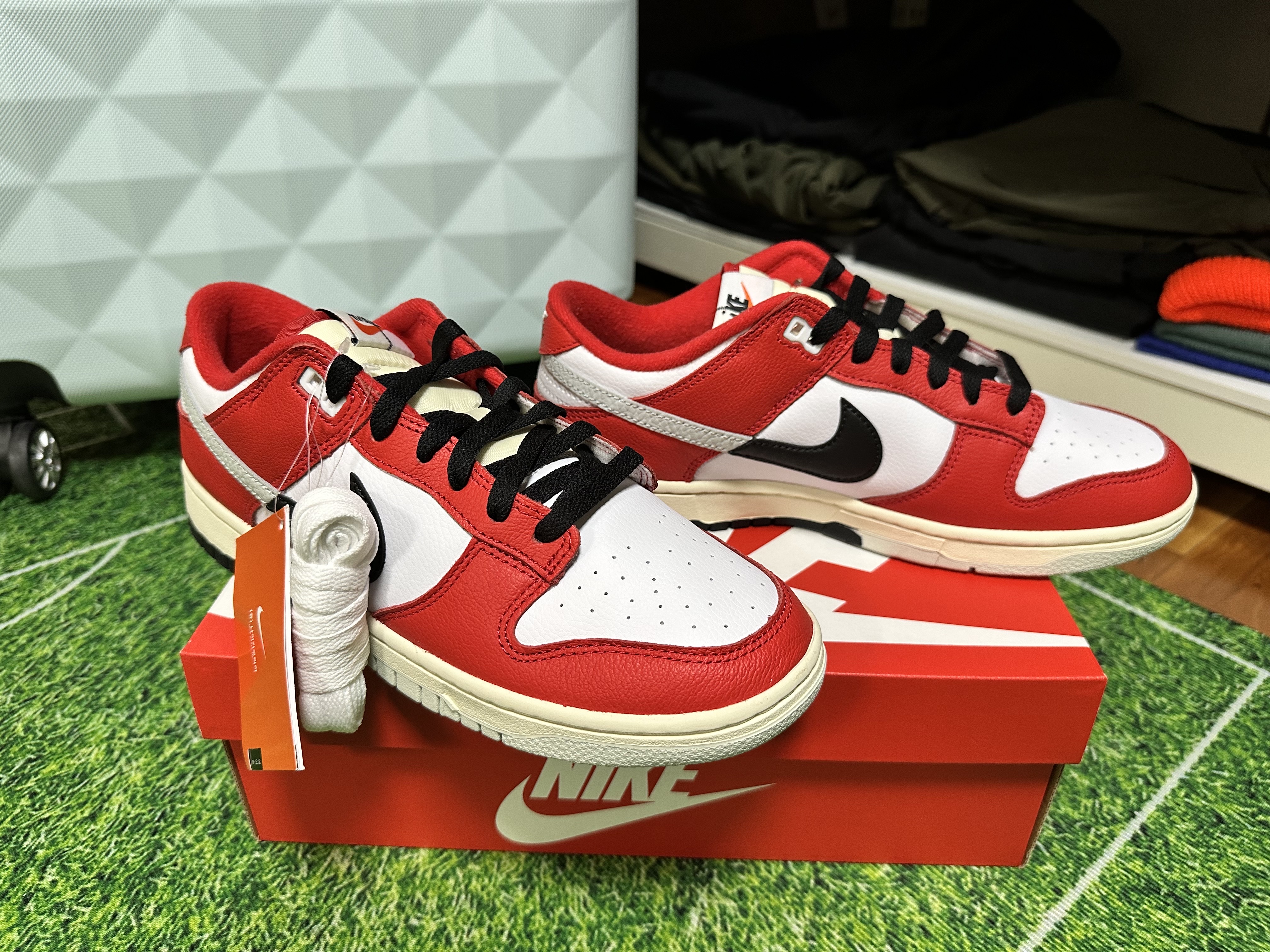 Nike Dunk Low Retro PRM University Red Black 착용 스타일