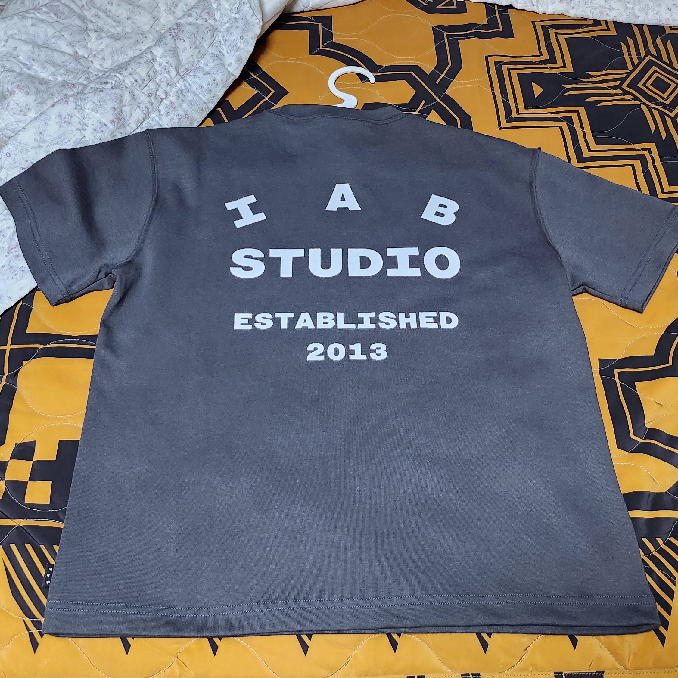 IAB Studio 26 IAB T-Shirt White Navy, IAB Studio 26 IAB T-Shirt Charcoal White 착용 스타일 - 5