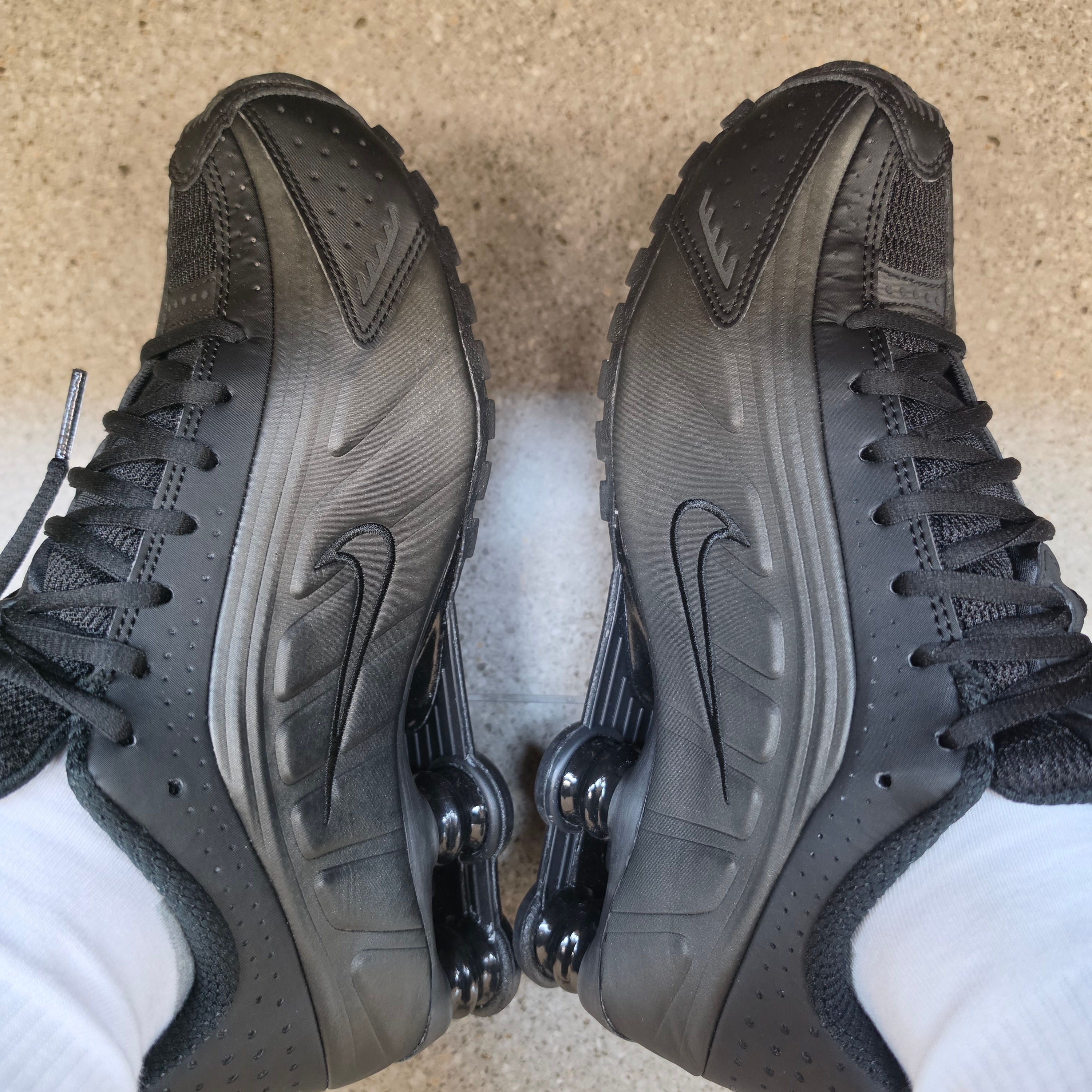 Nike Shox R4 Black Bright Crimson 착용 스타일