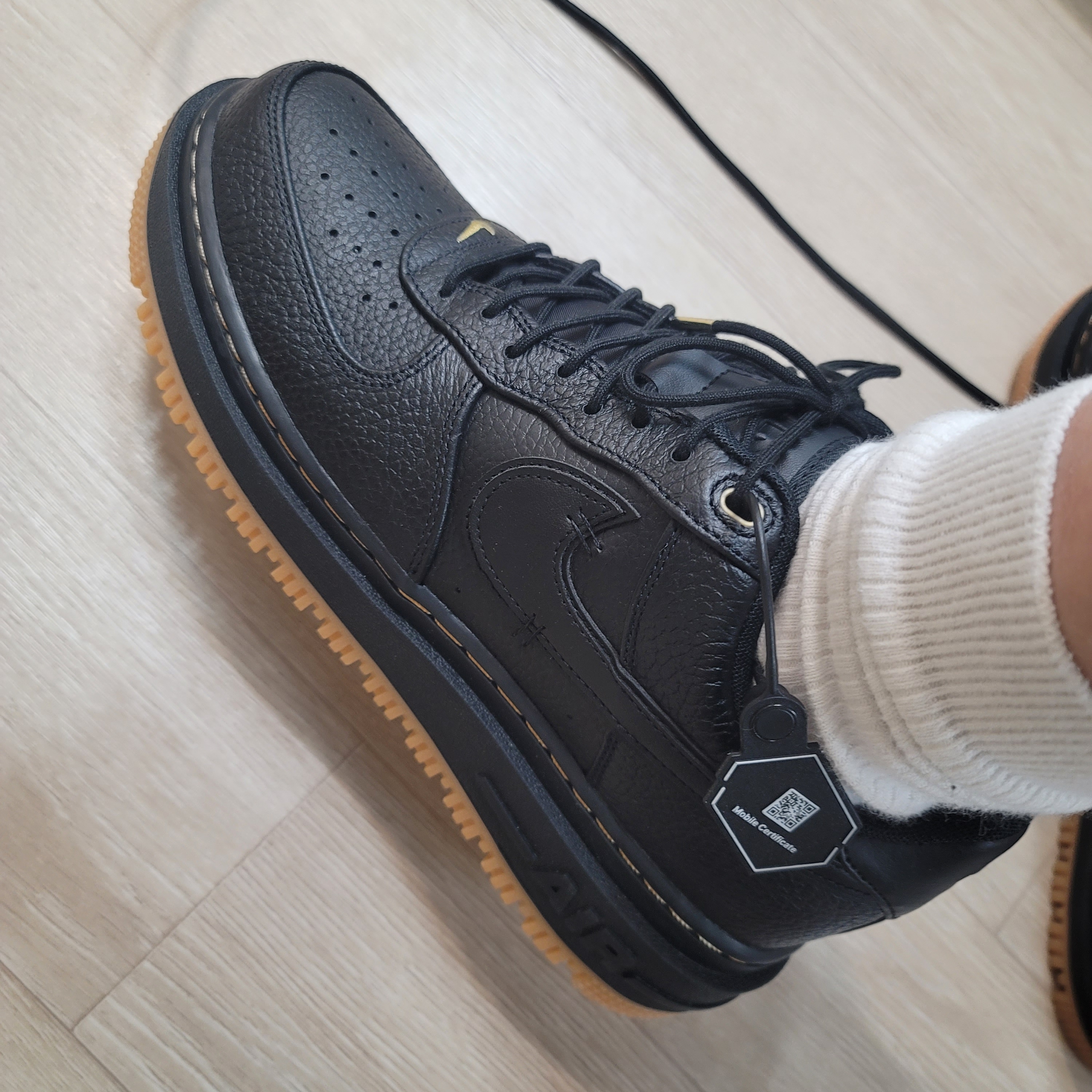 Nike Air Force 1 Luxe Black 착용 스타일 - 3