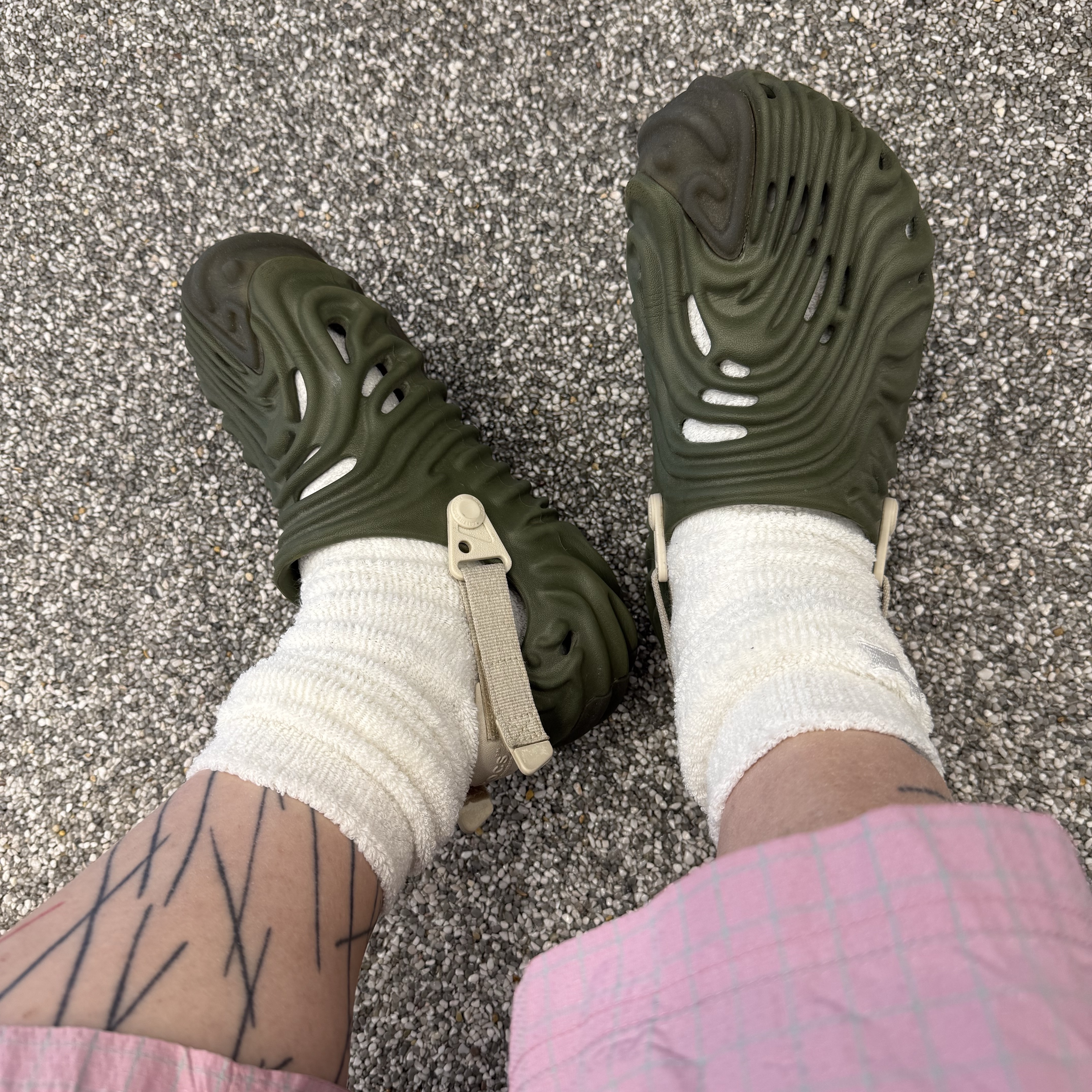 Travis Scott Cactus Jack x Fragment x Nike Fleece Zip Jacket Brown, Crocs x Salehe Bembury Pollex Clog Cucumber 착용 스타일 - 3