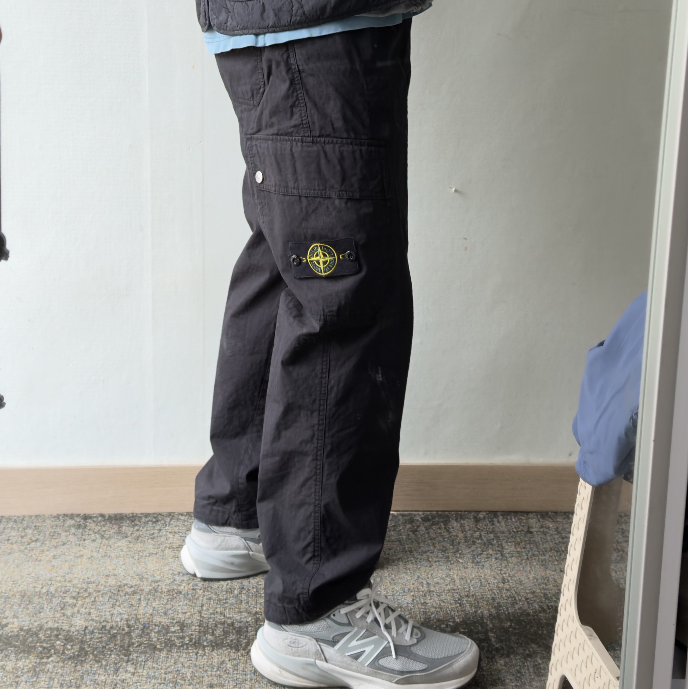 Stone Island 3100022 Mil-Spec Stretch Ripstop-TC Loose Fit Cargo Trousers with Drawstring Cuffs Black - 25SS 착용 스타일 - 2