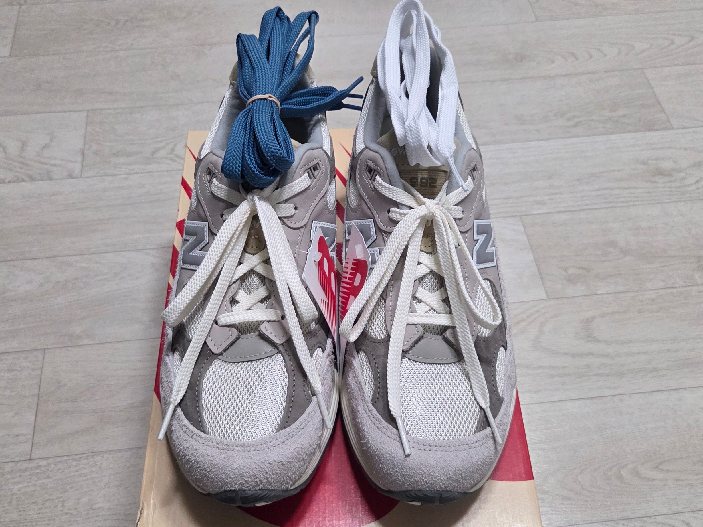 New Balance 992 Made in USA Moonrock Mushroom, New Balance 992 Made in USA Core Black Grey 착용 스타일 - 1