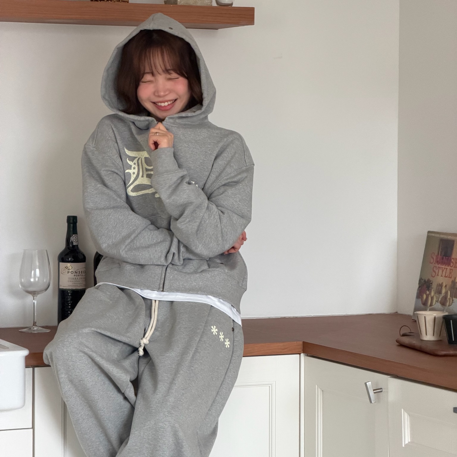 AMOU D-Star Hoodie Zip Up Gray, AMOU D-Star Hoodie Zip Up Black 착용 스타일 - 5