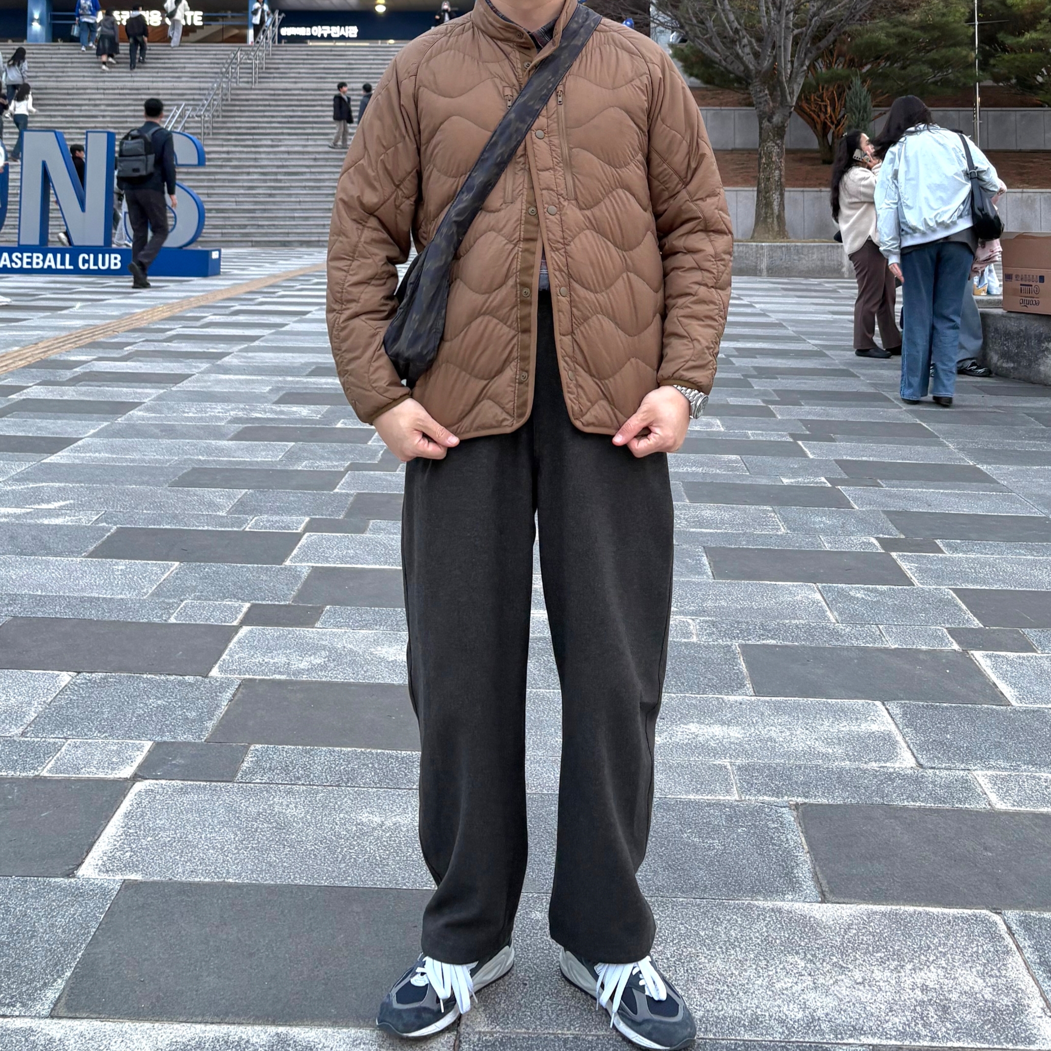 New Balance 990v2 Made in USA Navy, Uniqlo x White Mountaineering Recycled Hybrid Down Jacket Brown 착용 스타일 - 2