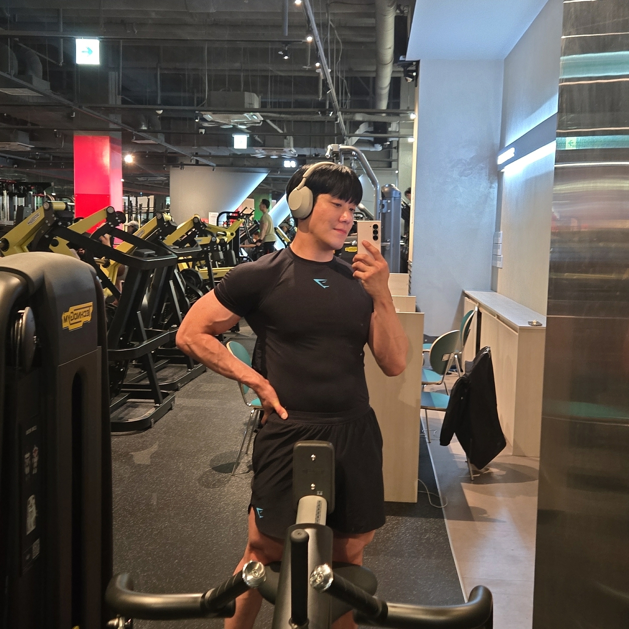 Gymshark Onyx Midnight 5.0 Seamless T-Shirt Black Black 착용 스타일