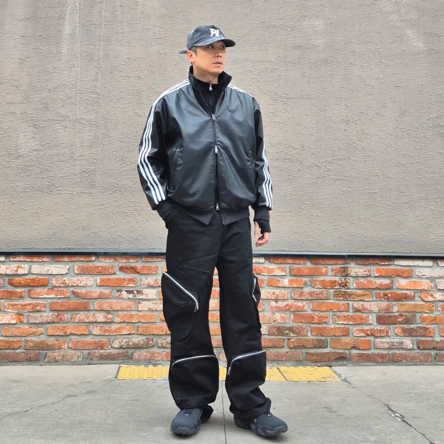 Oakley Edge Icon Blackout, Adidas Pleather 3S Track Top Black - KR Sizing 착용 스타일 - 2