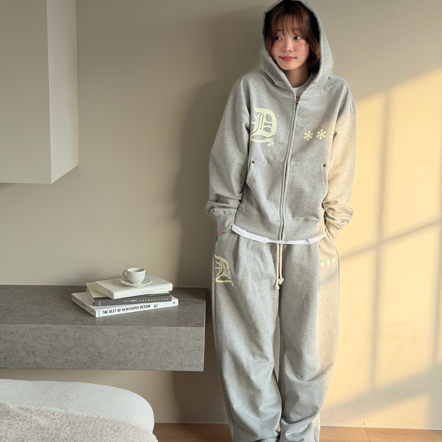 AMOU D-Star Hoodie Zip Up Gray, AMOU D-Star Hoodie Zip Up Black 착용 스타일 - 1