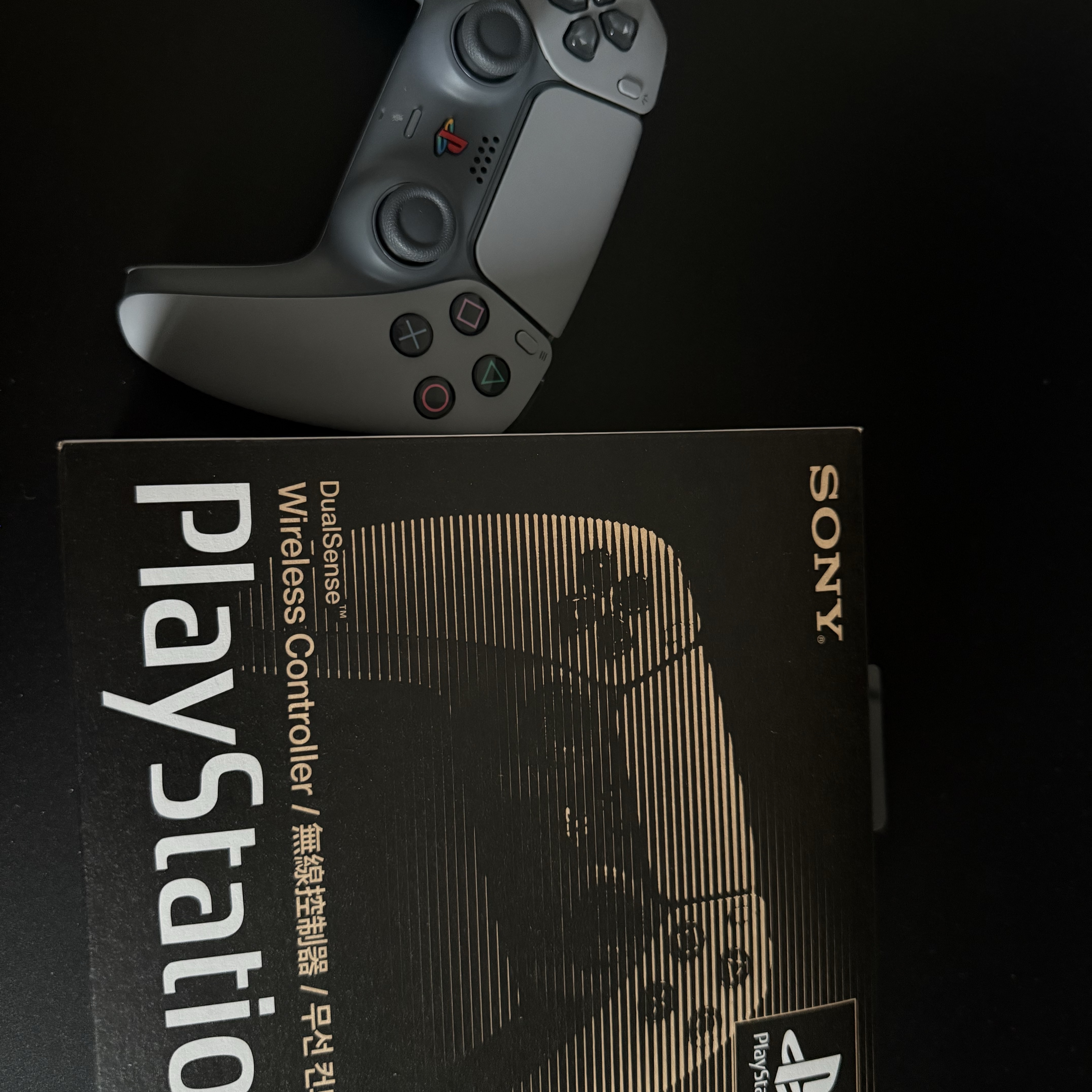 Playstation 5 DualSense Wireless Controller 30th Anniversary Limited Edition (SIEK 220V) 착용 스타일