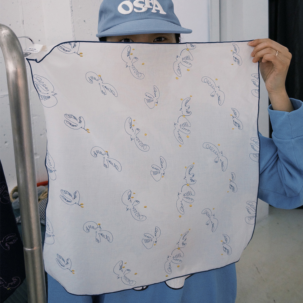 원사이즈핏츠올 슬로우 스티치드 버드 스카프 화이트 네이비(onesizefitsall Slow Stitched Bird Scarf White Navy) - 2