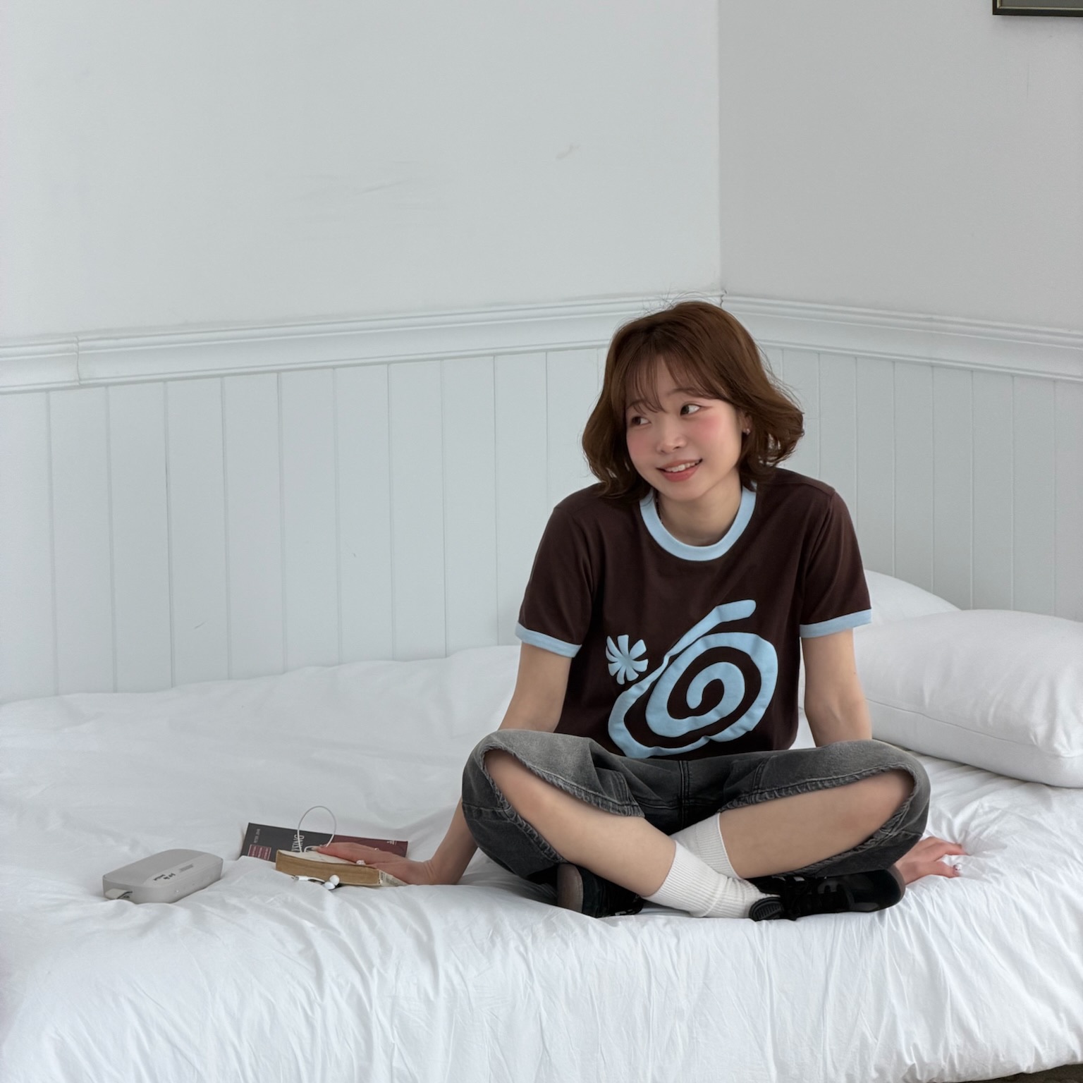 AMOU Molly Ringer T-Shirts Brown, AMOU Molly Ringer T-Shirts Ivory 착용 스타일 - 2