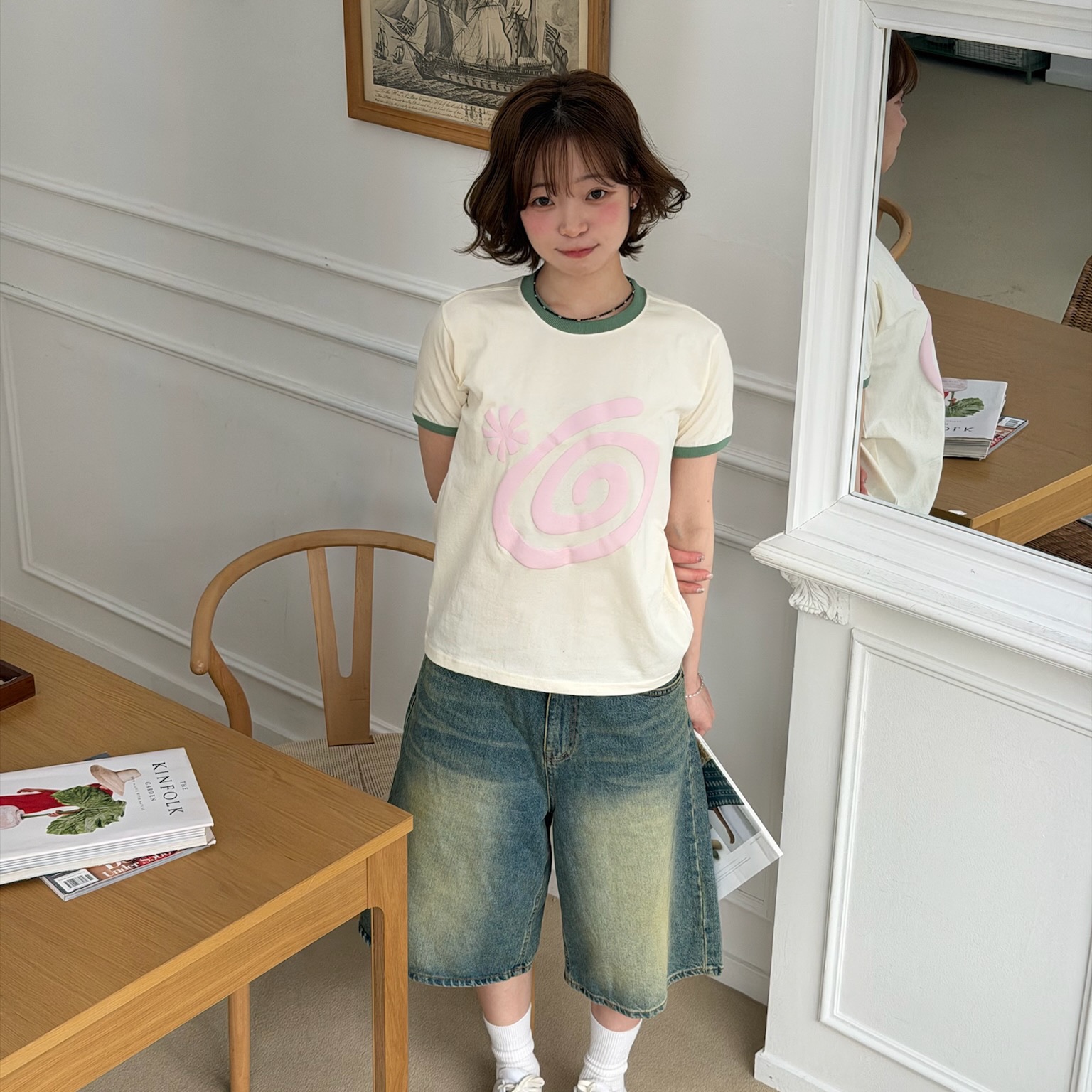 AMOU Molly Ringer T-Shirts Ivory, AMOU Molly Ringer T-Shirts Brown 착용 스타일 - 1